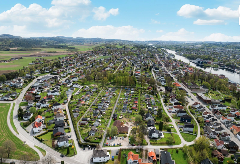 Brekke Kolonihage og barnehage som nærmeste nabo Galleribilde