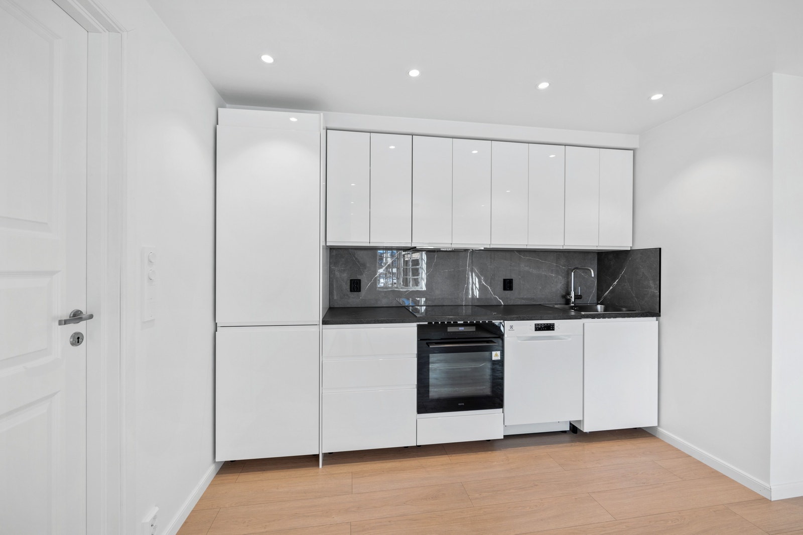 Meget ekslusivt kjøkken med nye integrerte hvitevarer Galleribilde