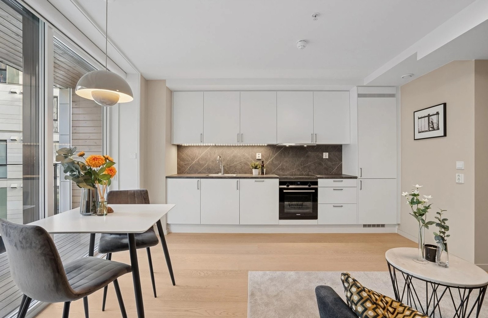 Åpen kjøkkenløsning med hvitevarer Galleribilde