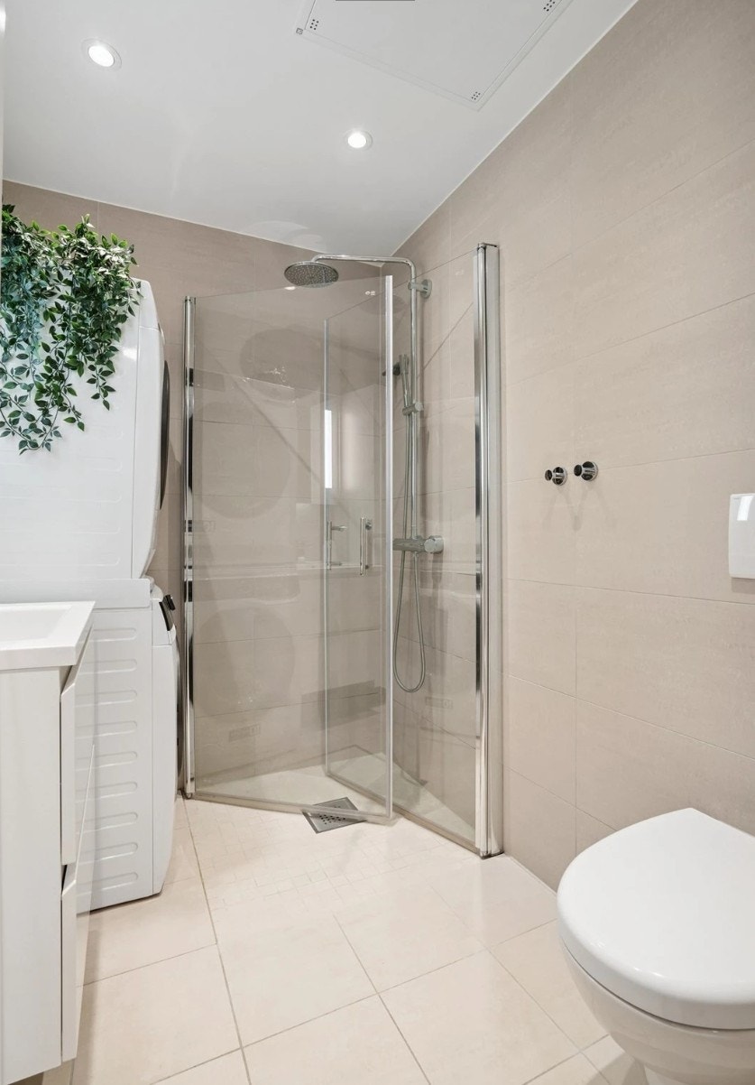 Flislagt bad med opplegg for vaskemaskin Galleribilde