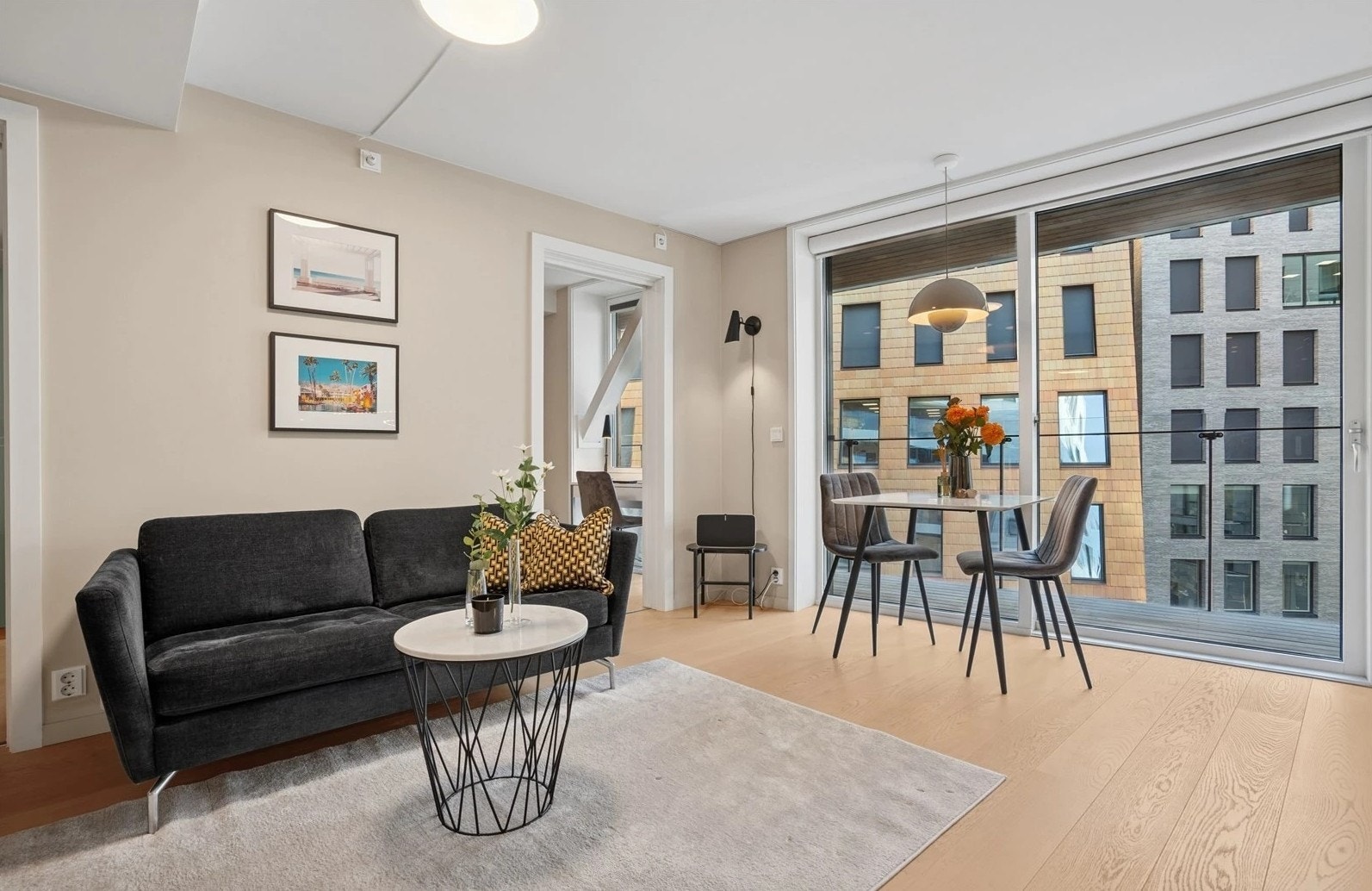 Stue med utgang til balkong Galleribilde