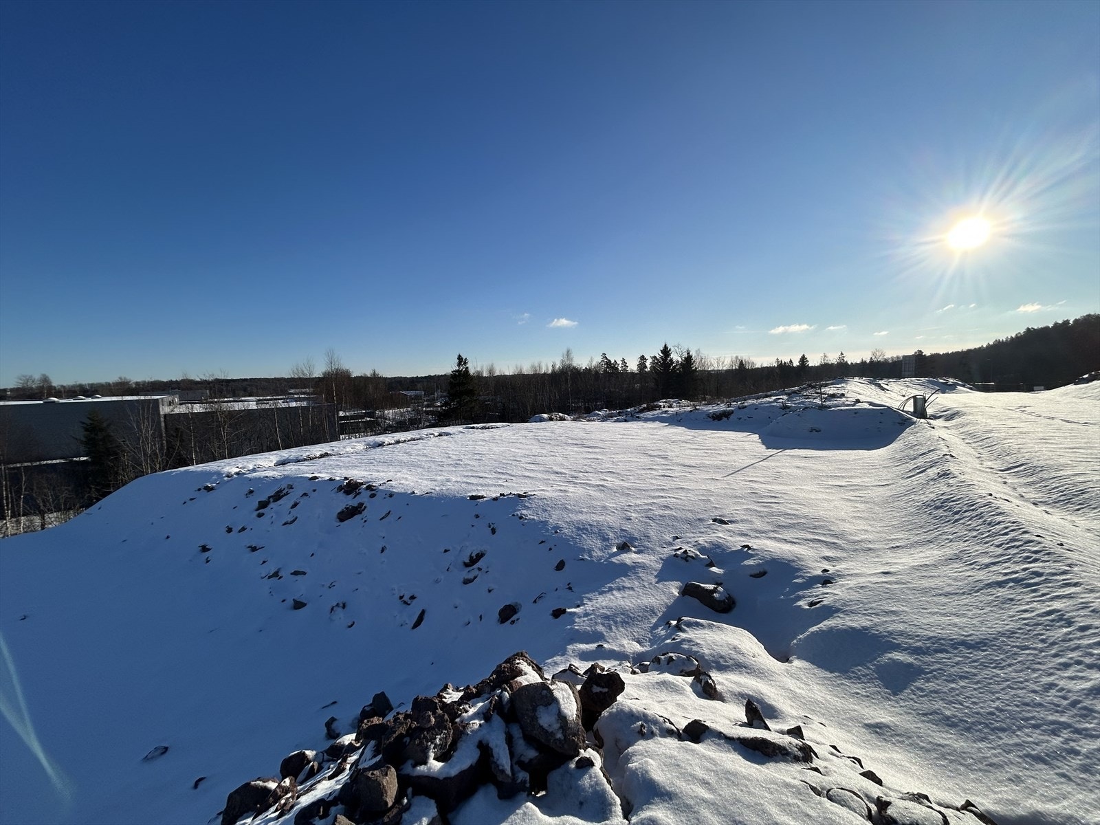Tomten er det flate partiet mellom veien mot høyre og skrånende mot til trærne til venstre Galleribilde