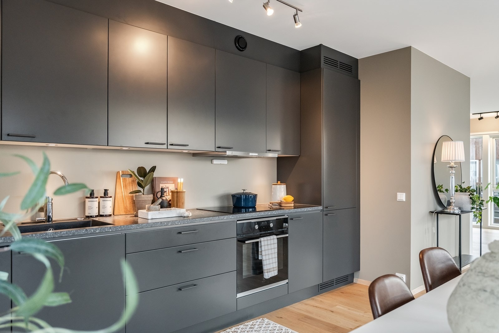 Kjøkken med innredning med glatte fronter og integrerte hvitevarer Galleribilde