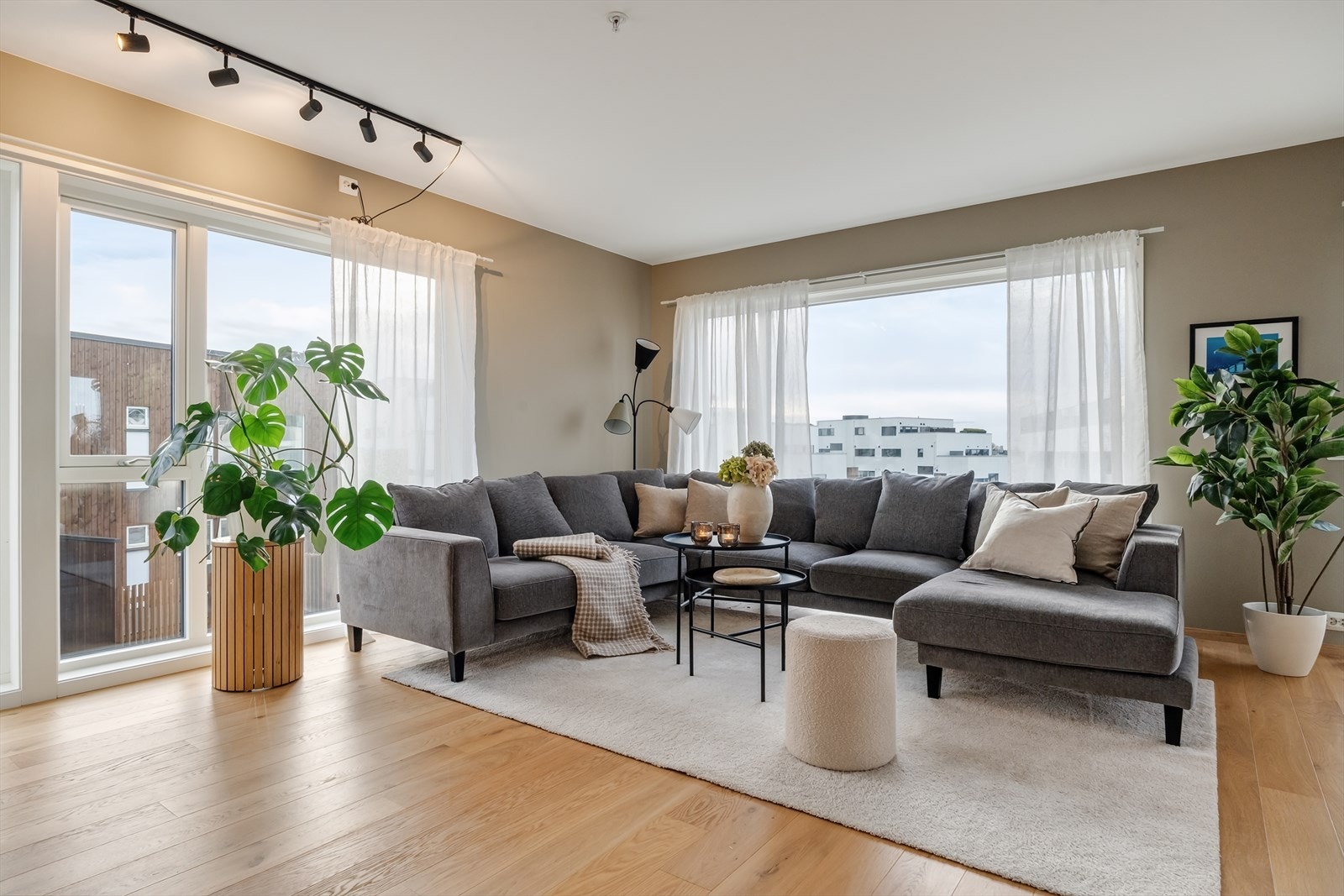 Den romslige stuen har store vindusflater som gir utsyn og godt med naturlig lys. Galleribilde