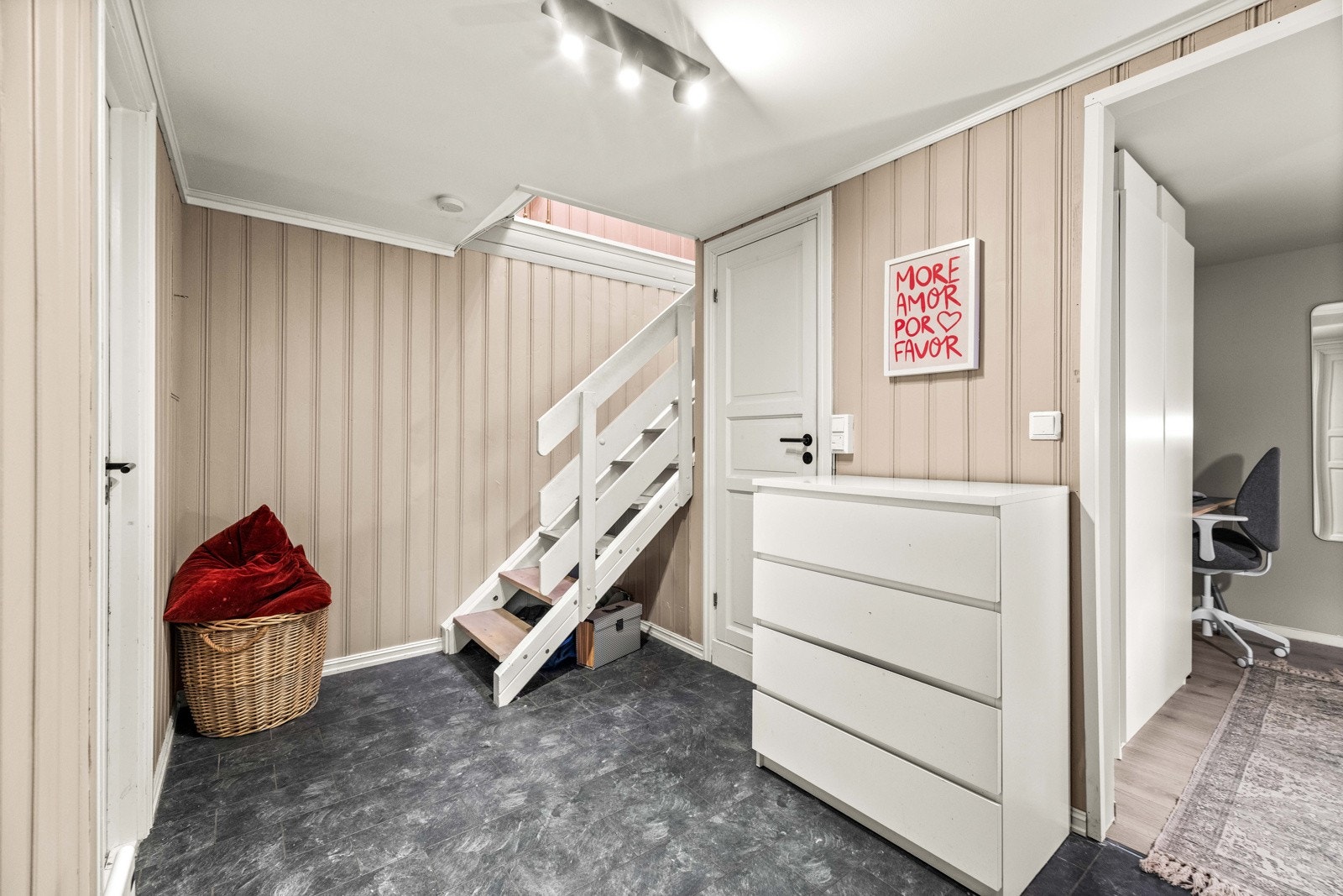 Underetasjen består av romslige ganger, 3 soverom + rom, og bad. Galleribilde