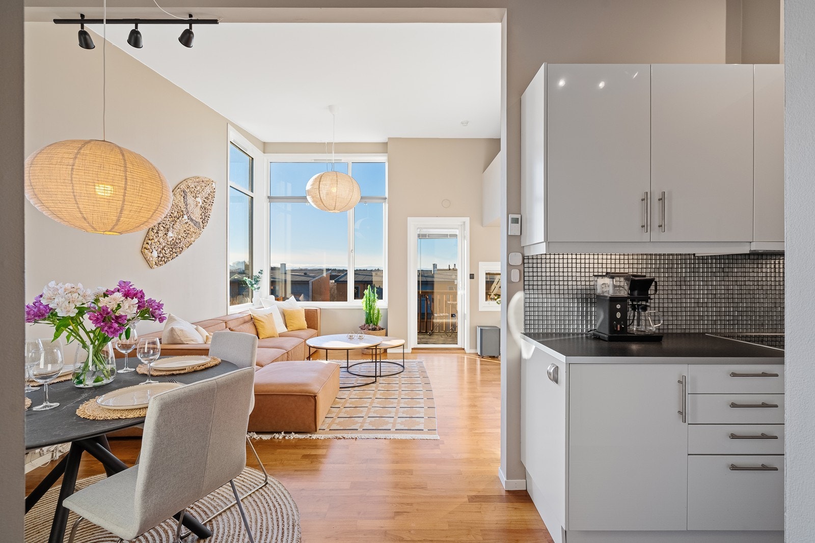 Kjøkkenet ligger i åpen løsning mot stuen, men er praktisk skjermet bak vegg. Galleribilde