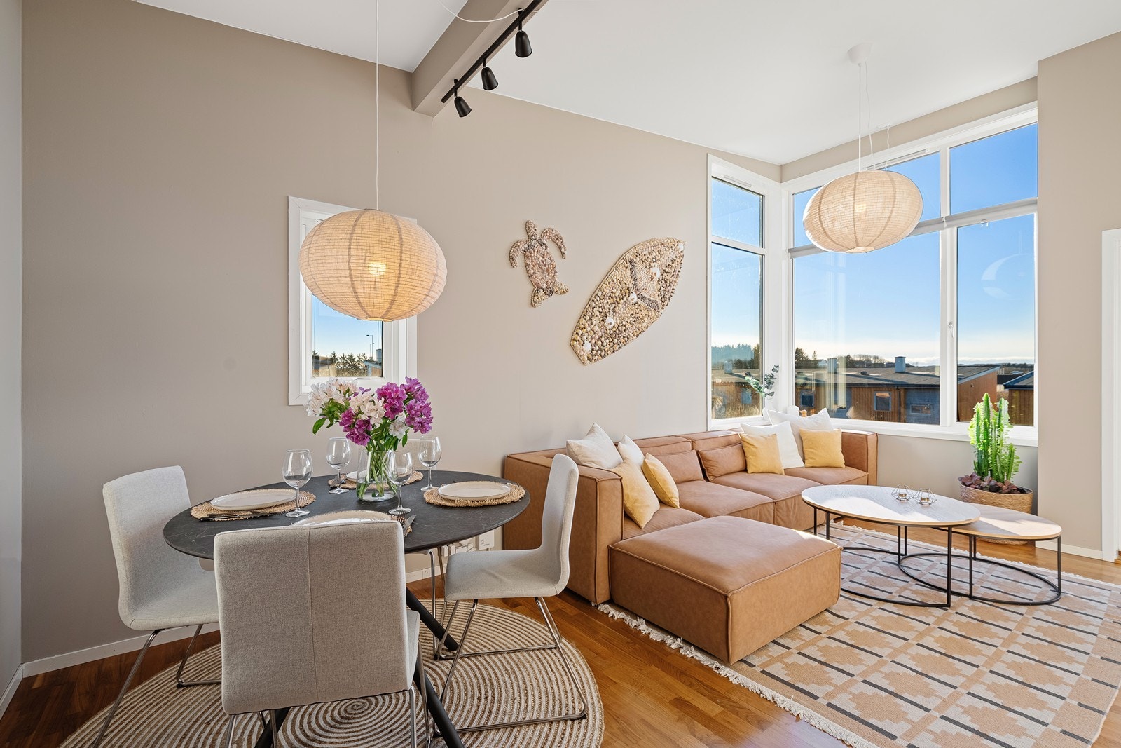 Her er plass til både sittegruppe og spisebord. Galleribilde