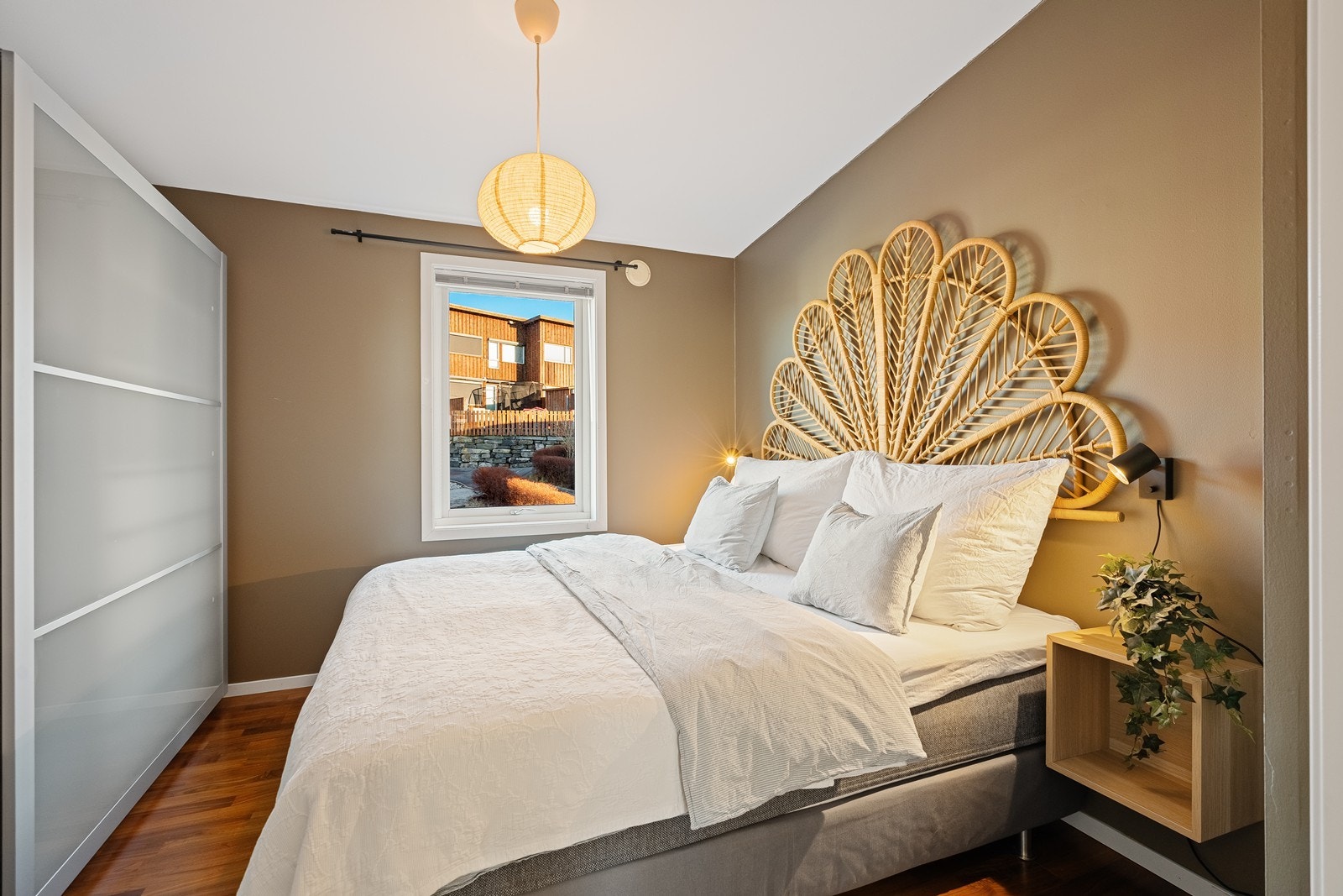 Soverommet er romslig og malt i en lun fargetone, med stort garderobeskap som gir rikelig med oppbevaringsplass. Galleribilde