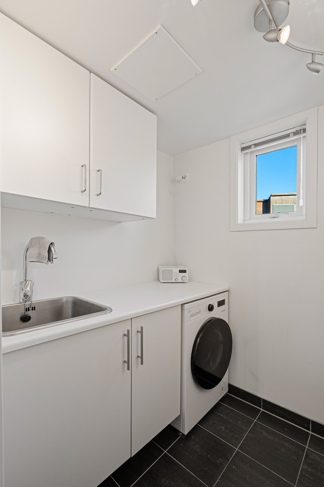 Fra badet er det adkomst til et meget praktisk vaskerom. Galleribilde