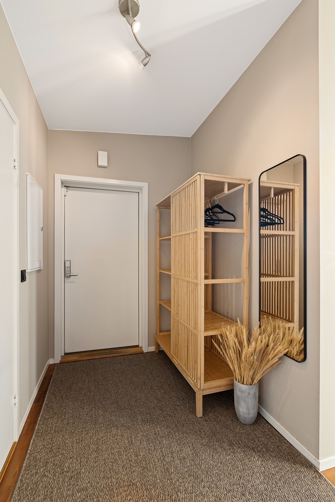 Leiligheten har en innbydende entré med duse vegger og god plass til yttertøy og sko. Galleribilde