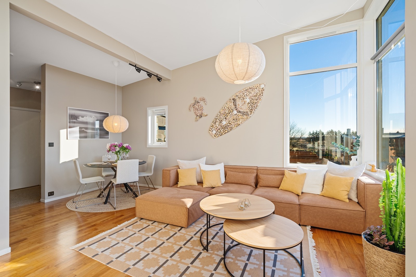 Den gode takhøyden, samt store vindusflater gir rikelig med lys og en luftig romfølelse. Galleribilde