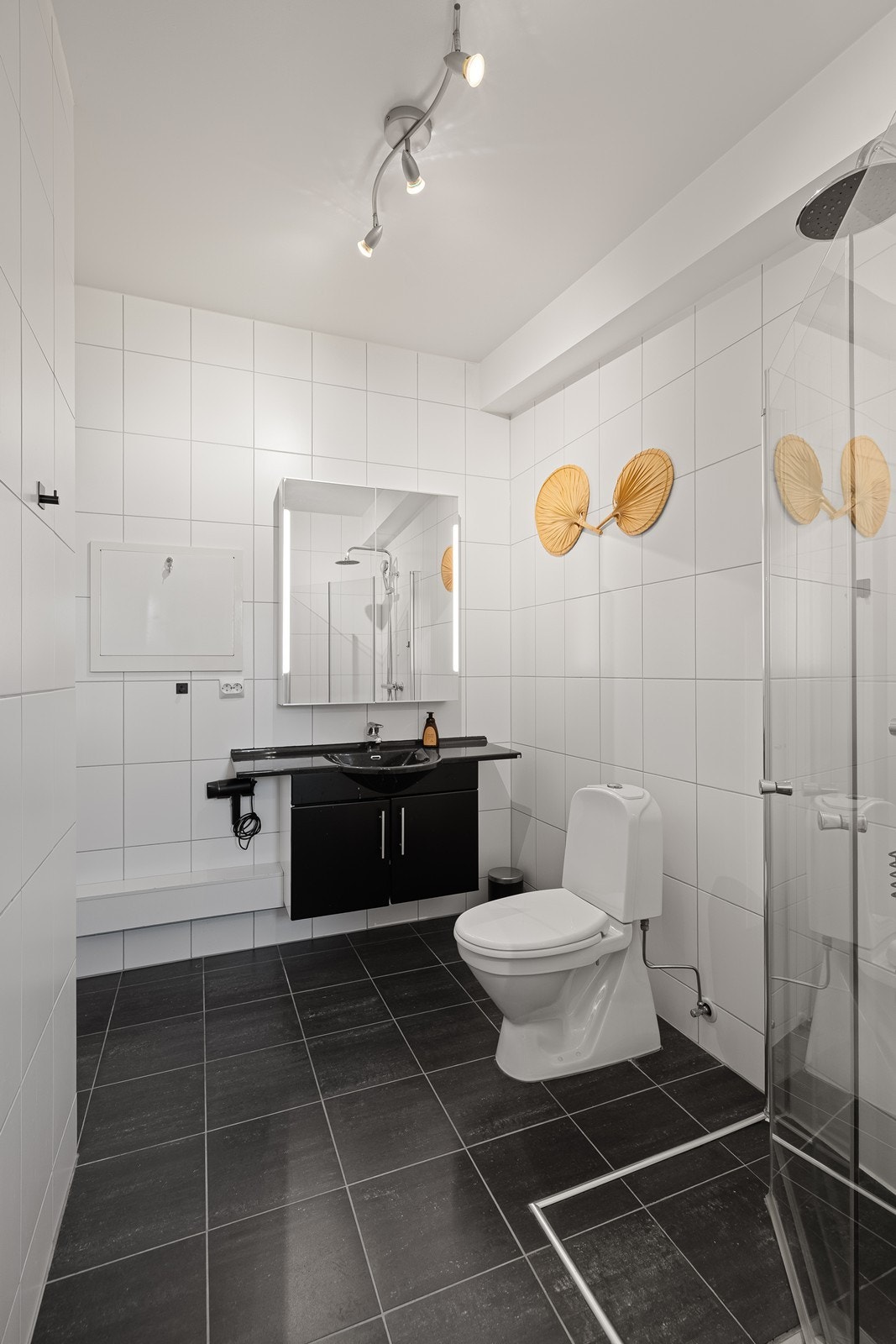 Her finner du sort servant med skap og tilhørende speilskap, samt dusj med innfellbare glassdører. Galleribilde