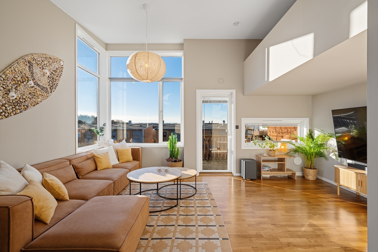 Videre kommer du inn til en romslig og hyggelig stue. Galleribilde