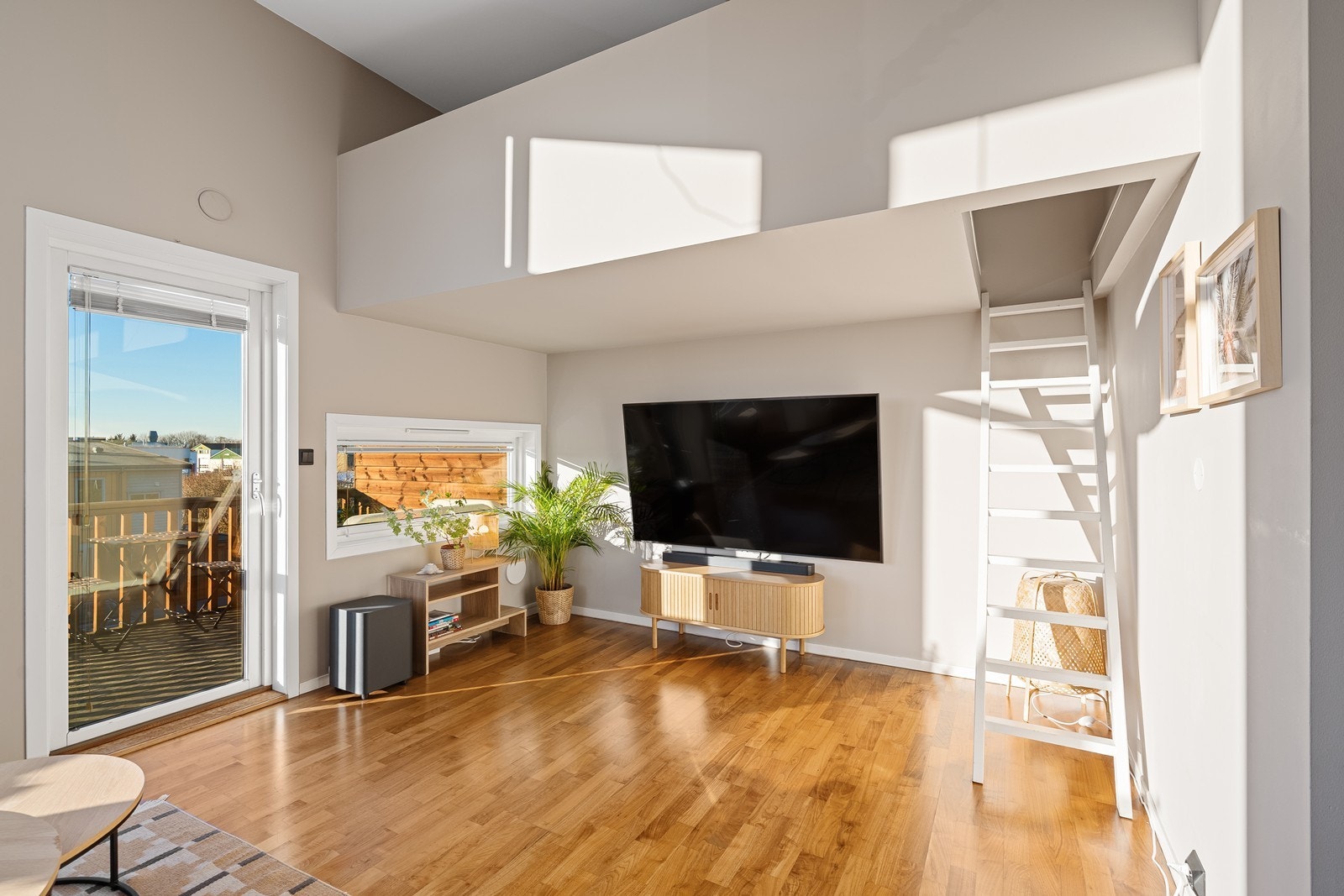 Fra stuen går trapp opp til hems som gir ekstra og fleksibel plass. Galleribilde