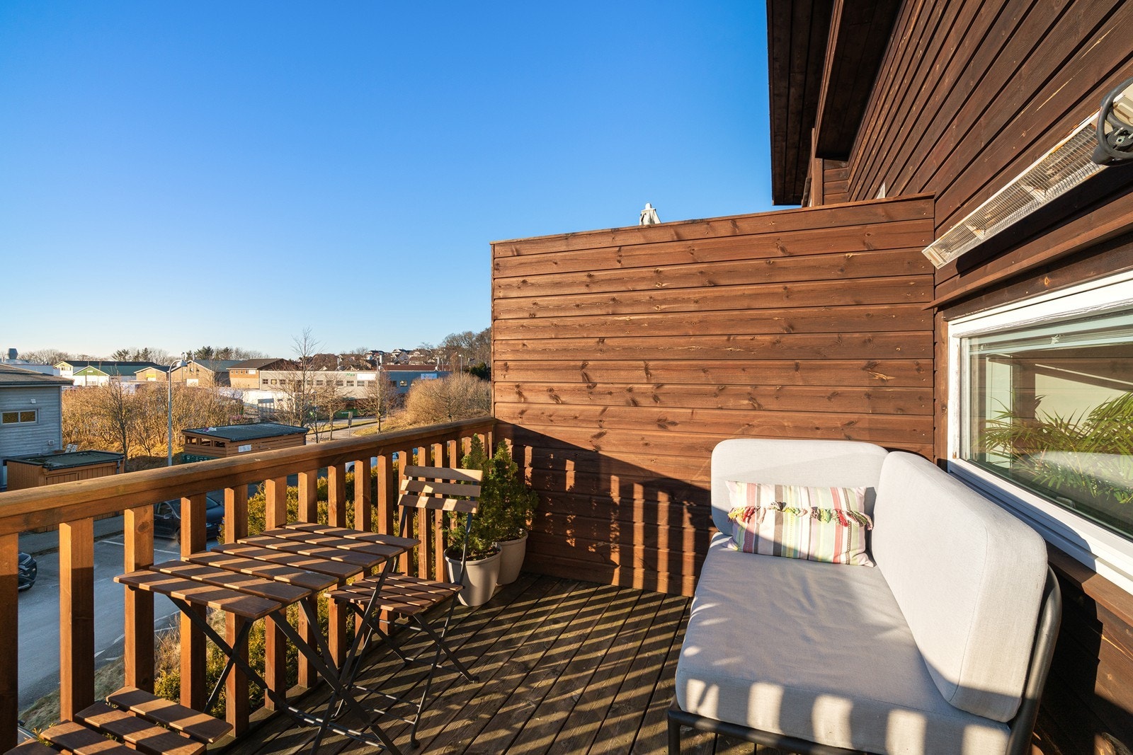 Trivelig balkong på 7 kvm. med god plass til sittegruppe. Galleribilde