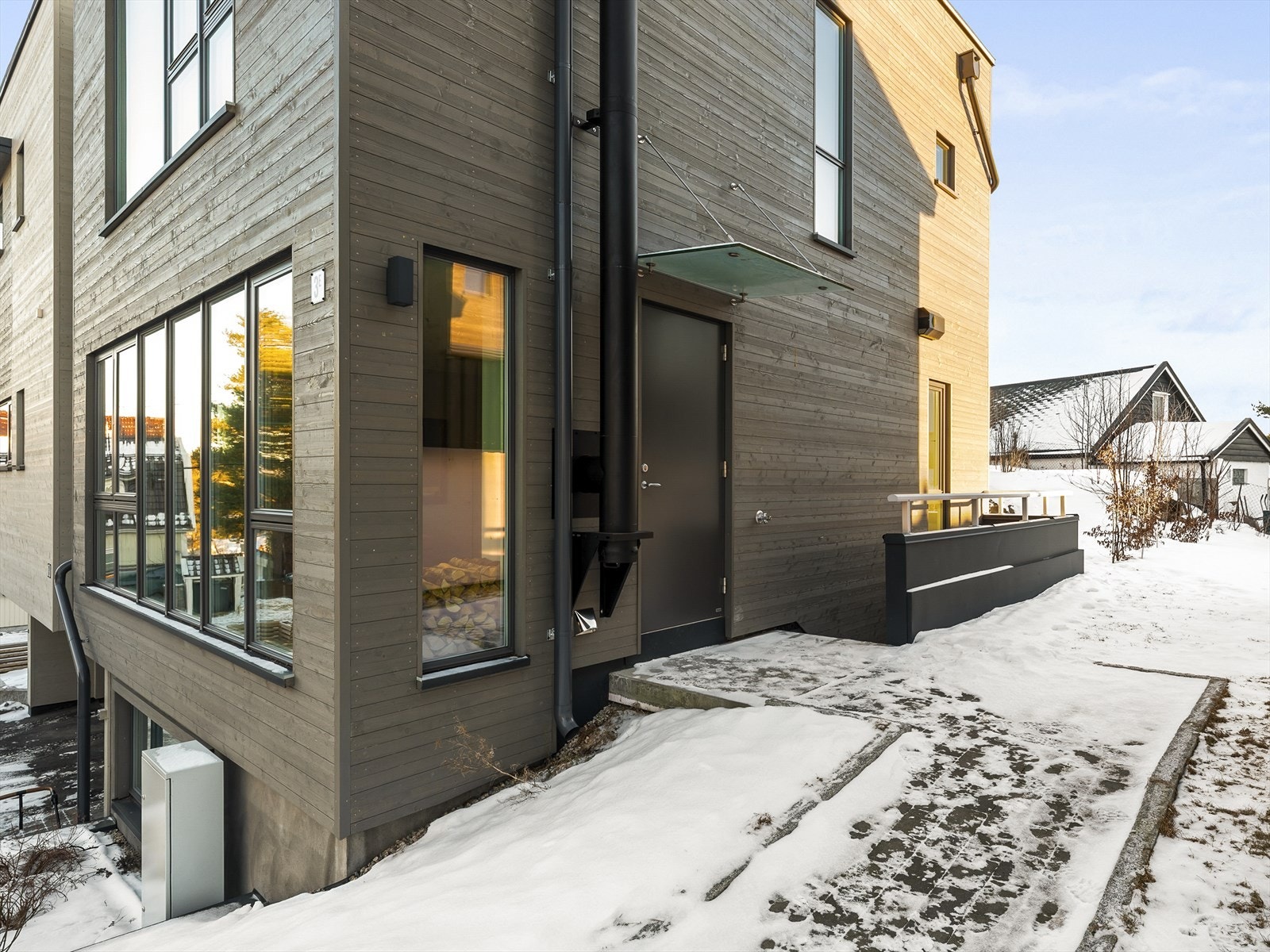 Egen inngang både fra bakkeplan og i kjellertrappen. Galleribilde