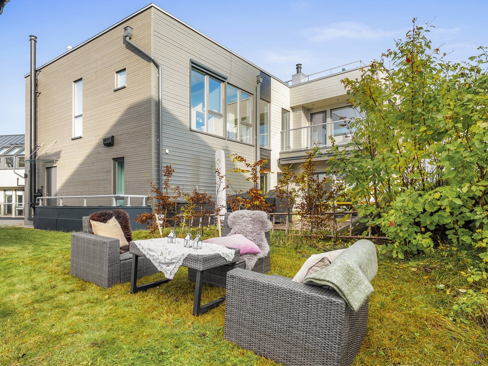 Hagen gir rom for utemøbler og rekreasjon i et rolig og populært område. Galleribilde