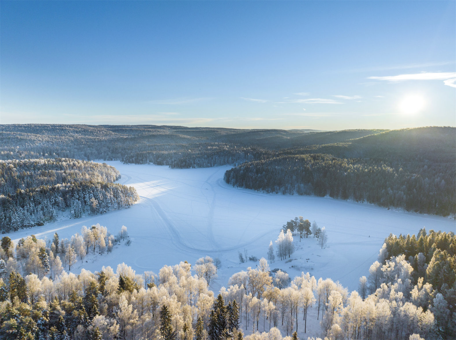 Østensjø vannet har tur muligheter også vinterstid. Her kan man gå på ski på vannet. Galleribilde