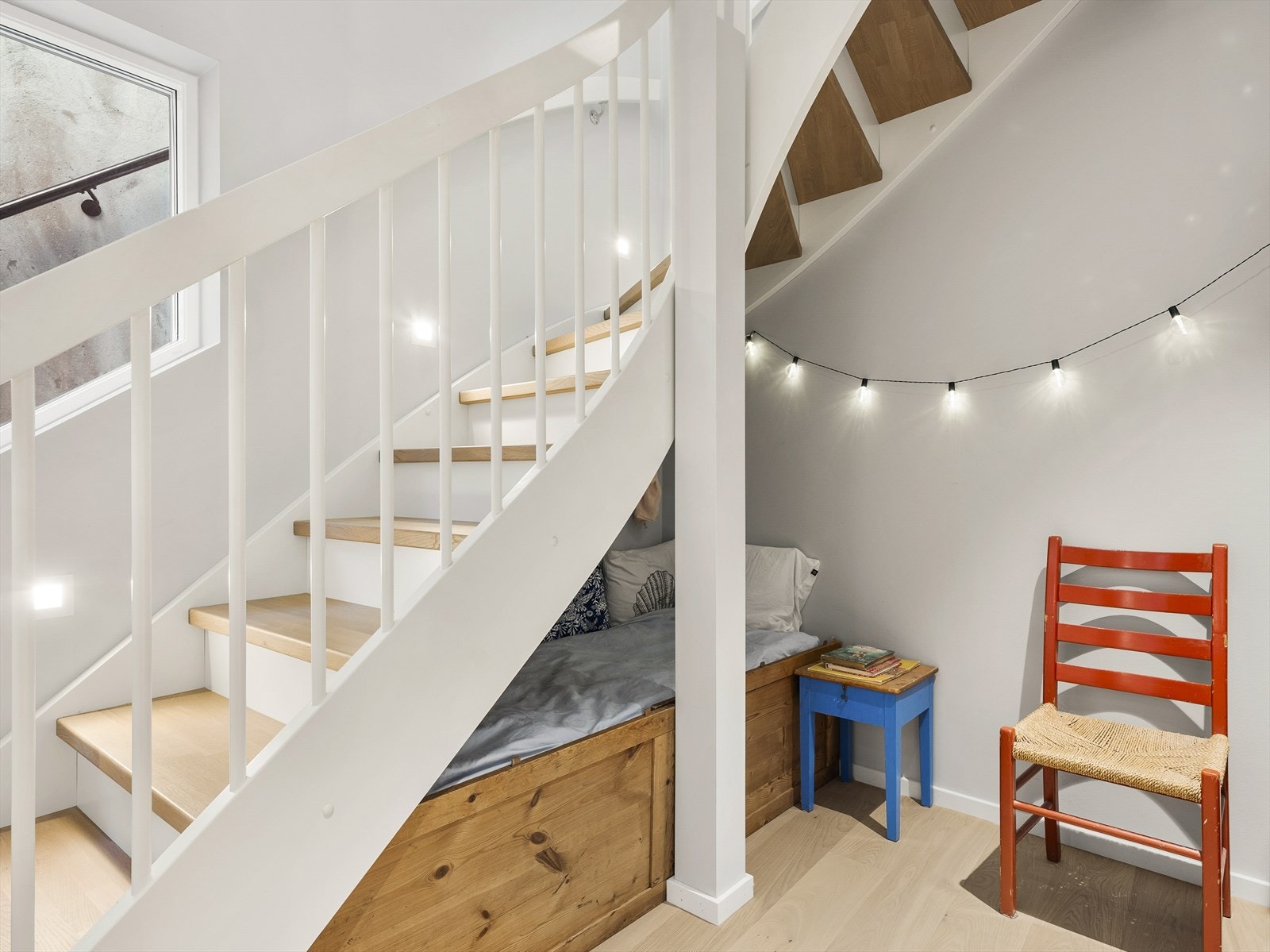 Plassen under trappen er idag benyttet som en gjesteseng. Galleribilde