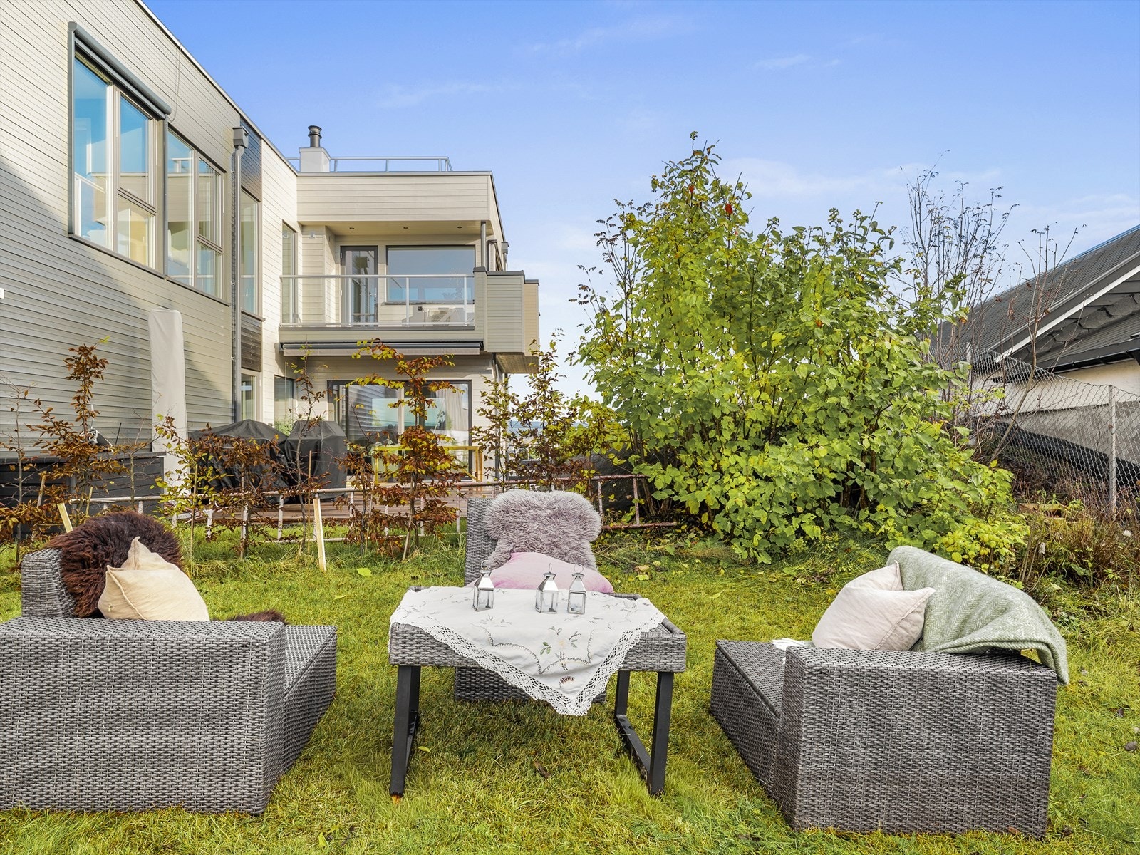 Til leiligheten hører en egen hage del med gode solforhold. Galleribilde