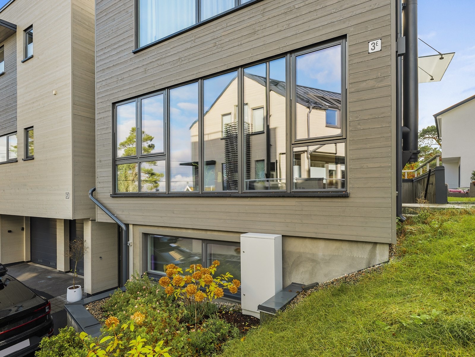 Store vindusflater og moderne arkitektur med vedlikeholdsvennlig kledning. Galleribilde