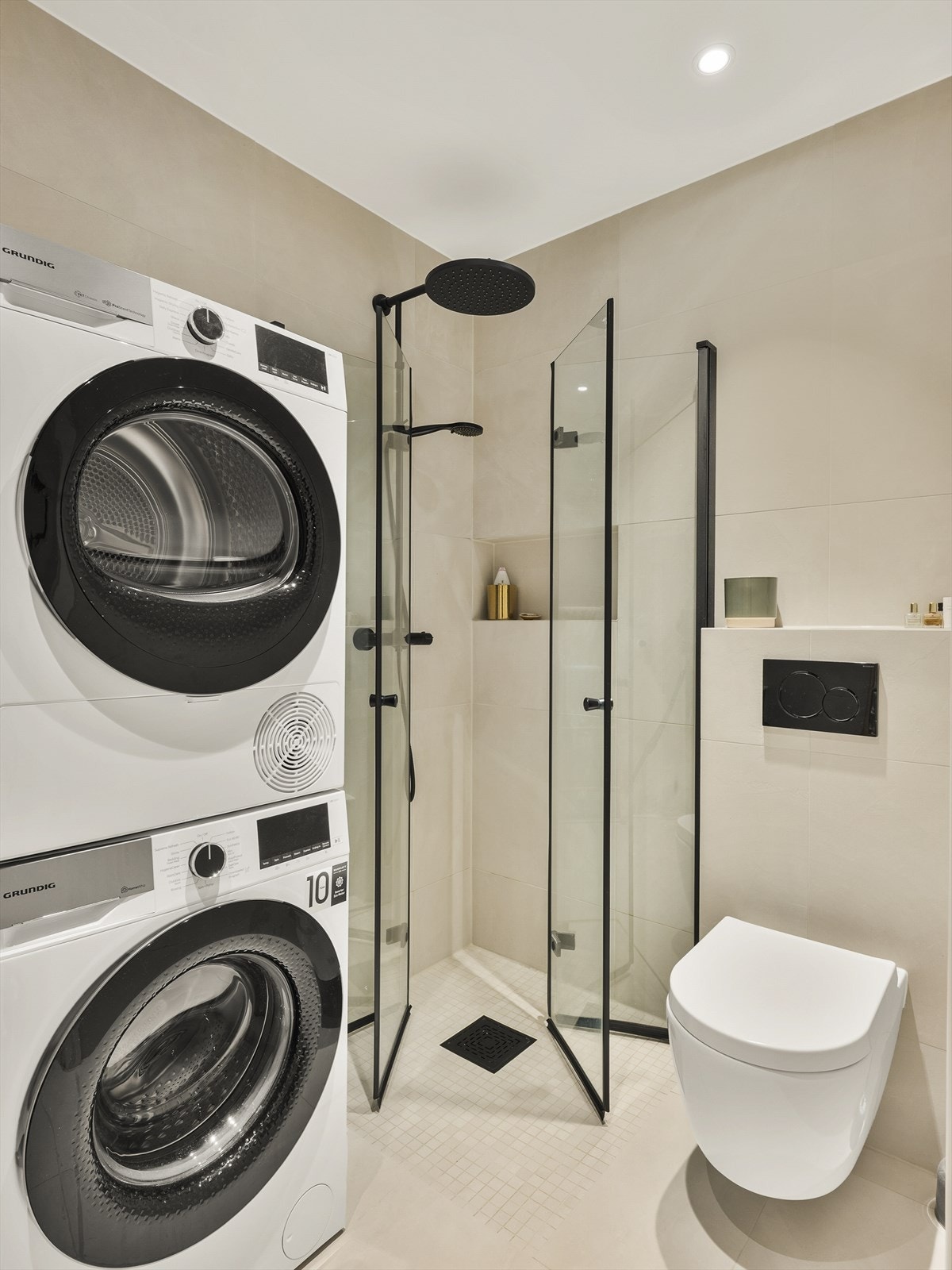 Badet har moderne armaturer og innfellbare dusjdører for optimal plassutnyttelse. Galleribilde