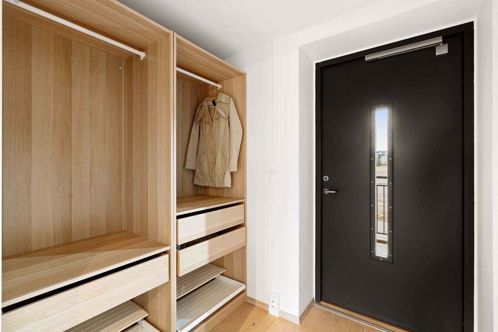 Velkommen inn. Alle oppholdsrom har en-stavs parkett som også er et tilvalg. Entre med god plass til oppbevaring Galleribilde