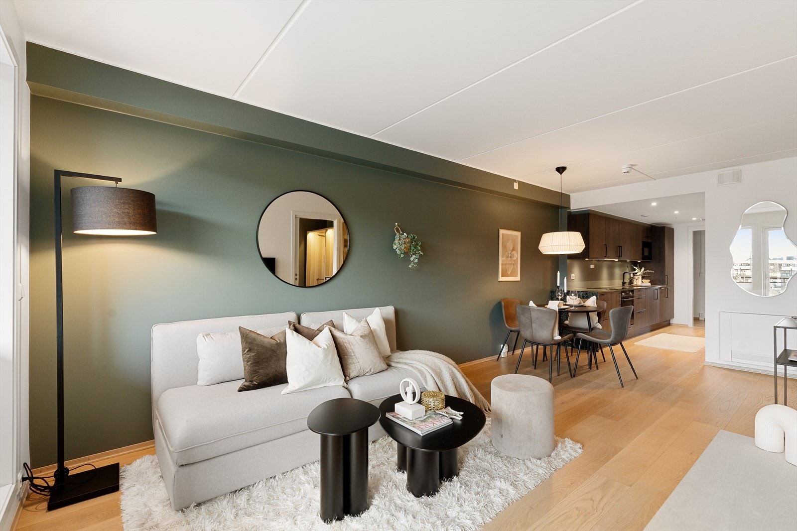 En-stavs parkett på gulv og vegger malt i tidsriktige farger. Galleribilde