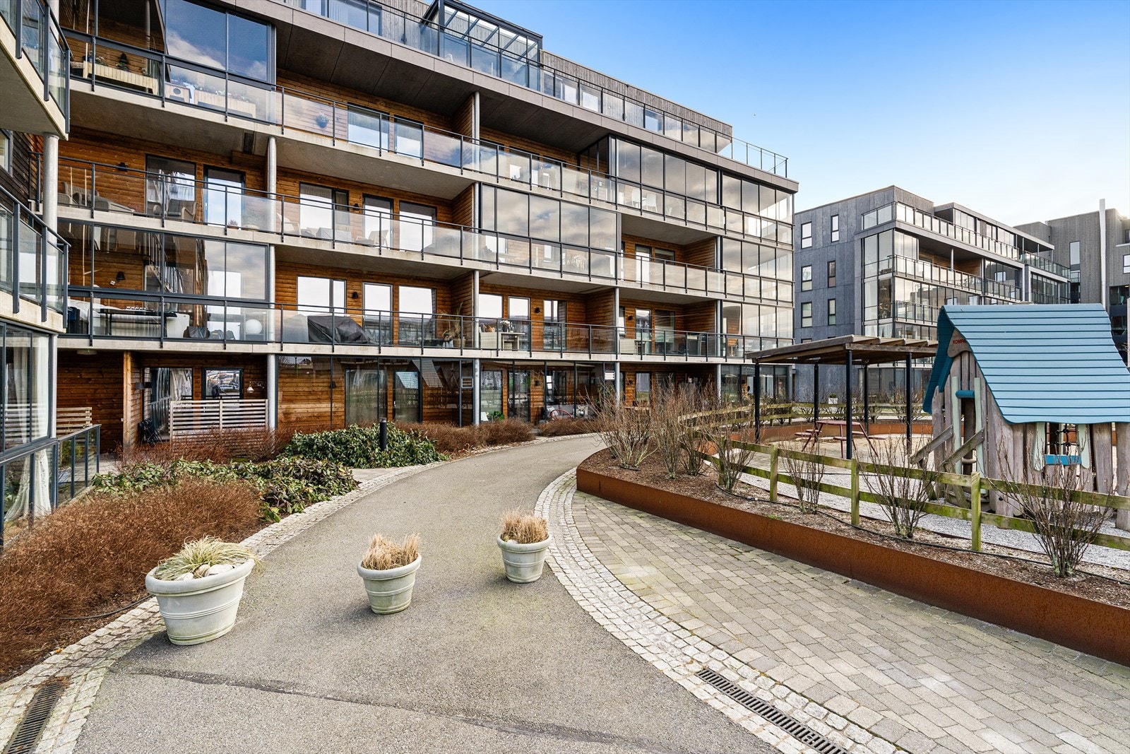 Gå avstand til både skoler og barnehager. Galleribilde