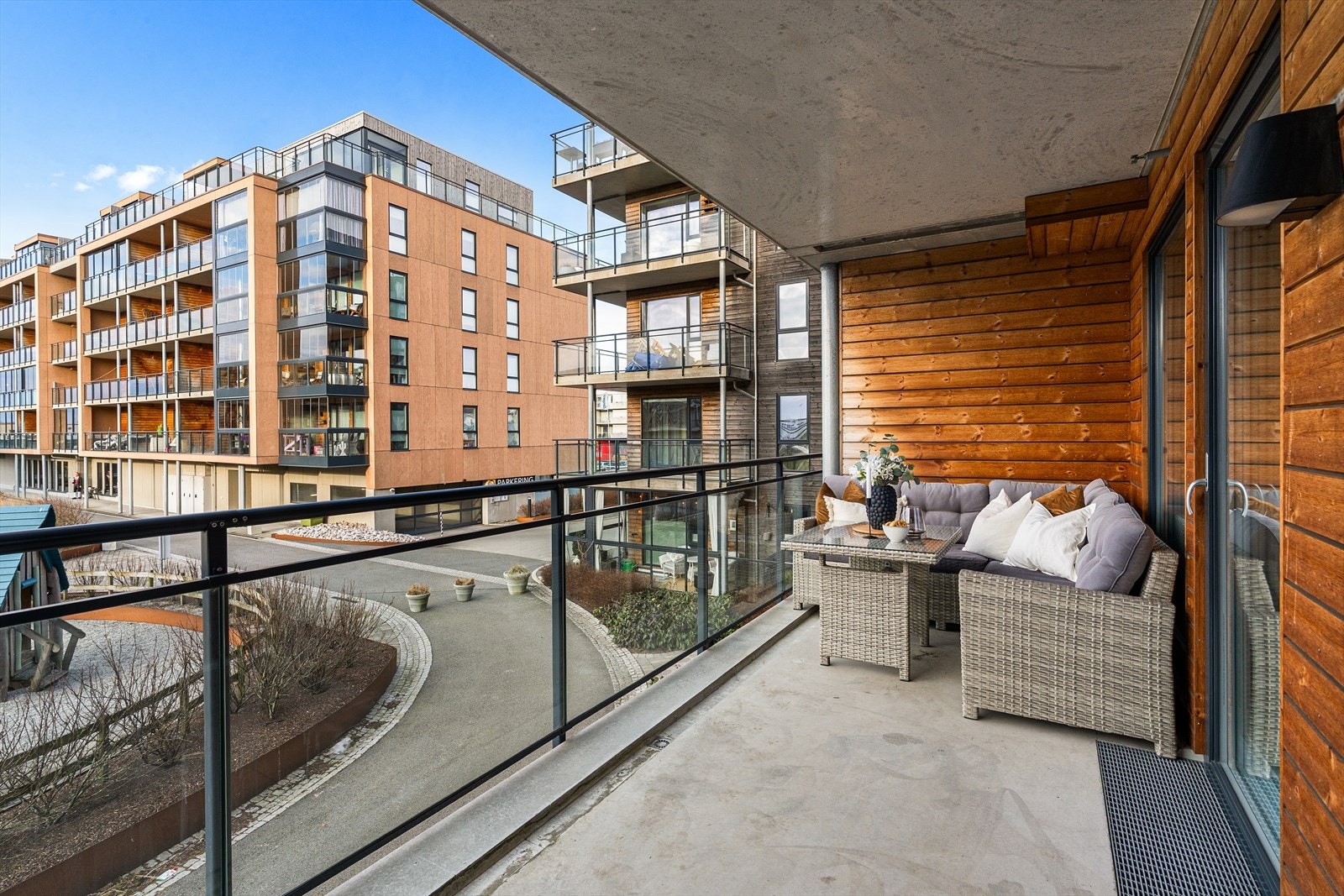 Leiligheten ligger i 2. etasje og har en stor overbygget og solrik terrasse Galleribilde