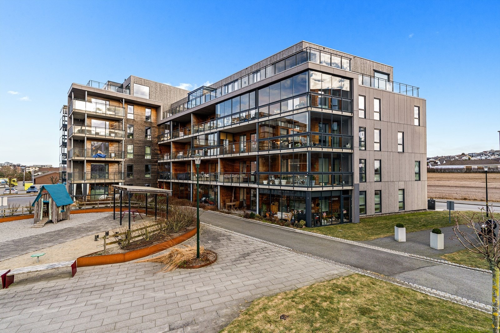 Sentral beliggenhet midt i Sola sentrum med et godt utvalg av de fleste fasiliteter innenfor gåavstand. Galleribilde