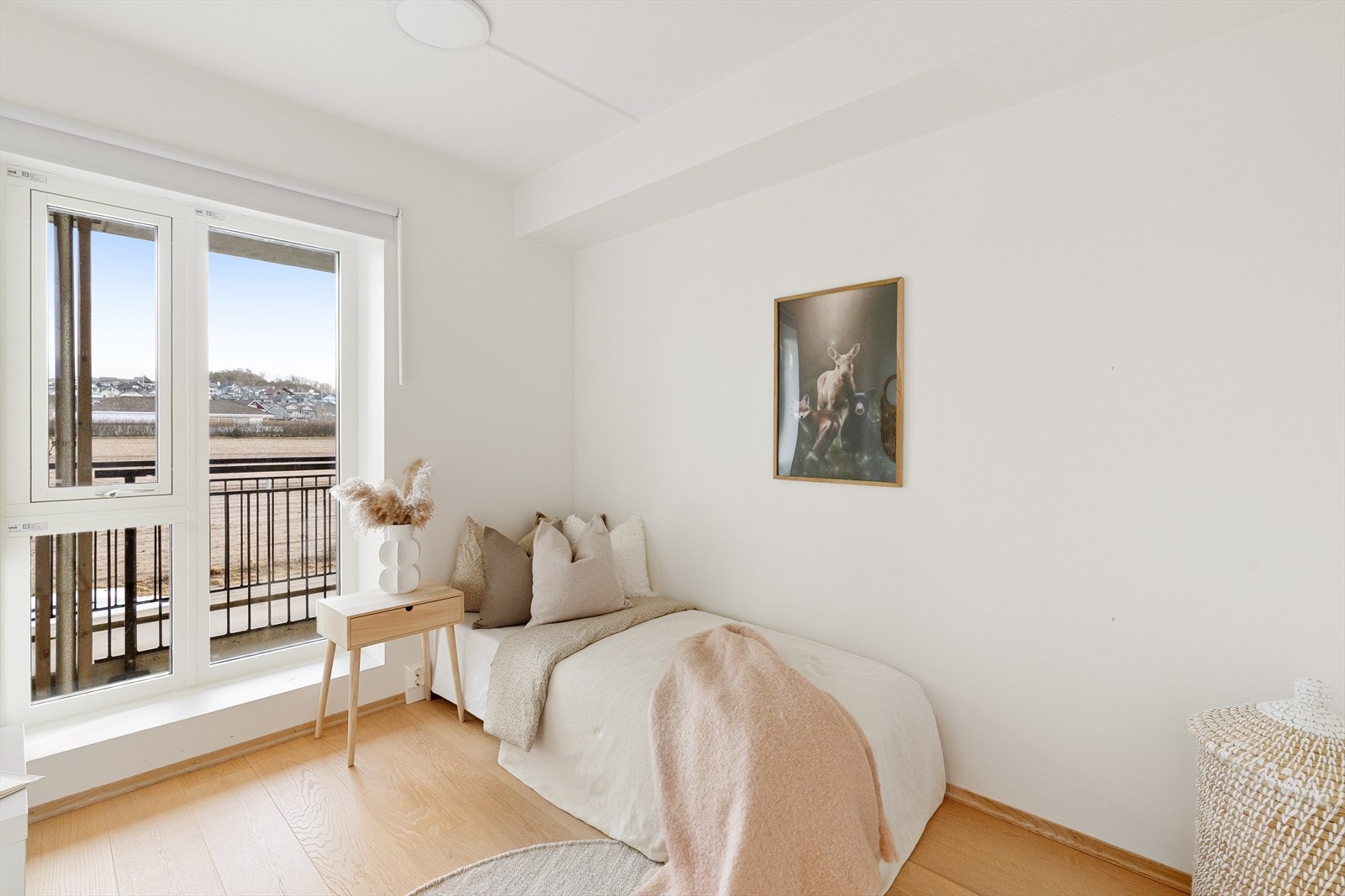 Store vindu som slipper inn dagslys. Galleribilde