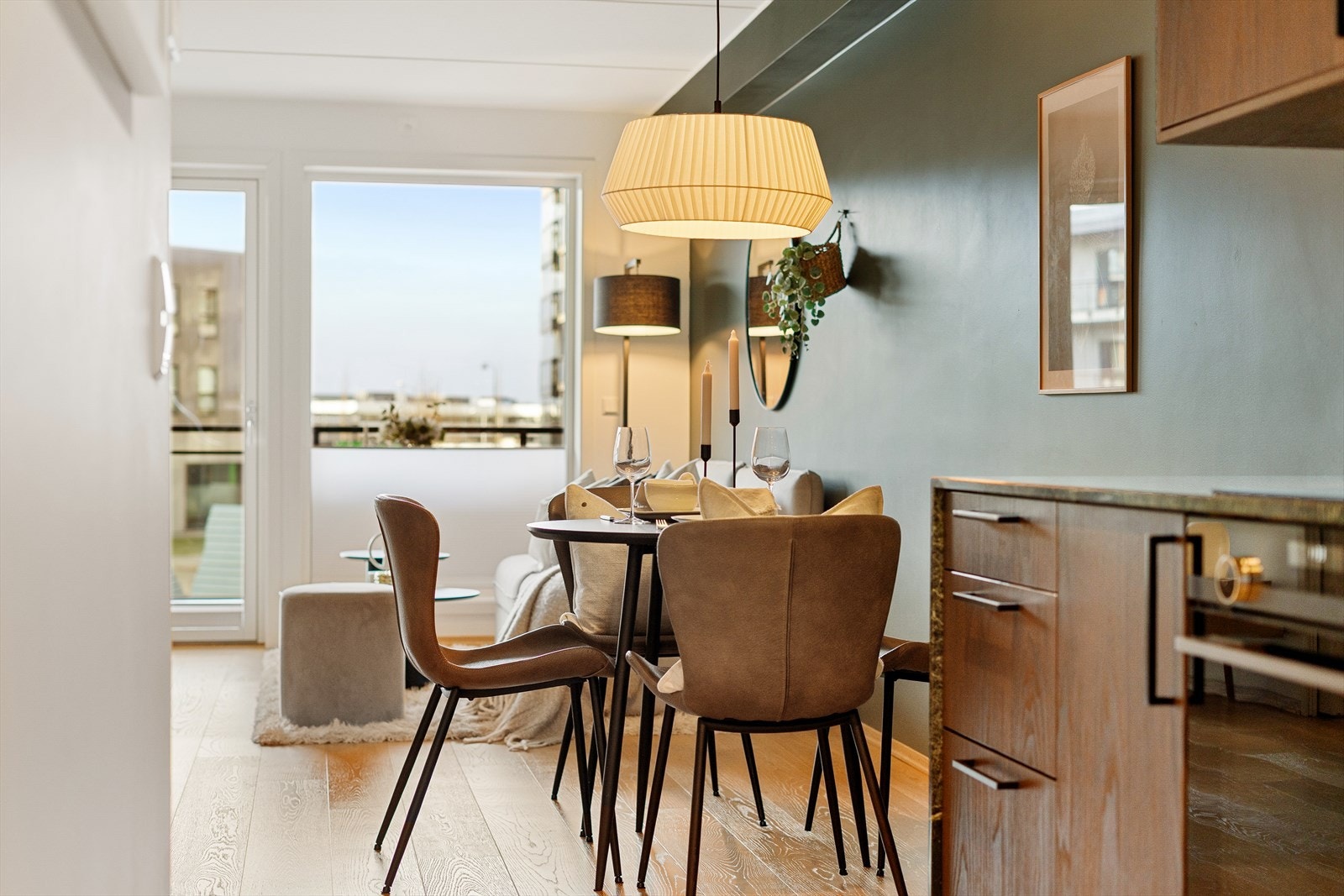 Stue og kjøkken i åpen løsning med plass til både spisebord og sofagruppe Galleribilde