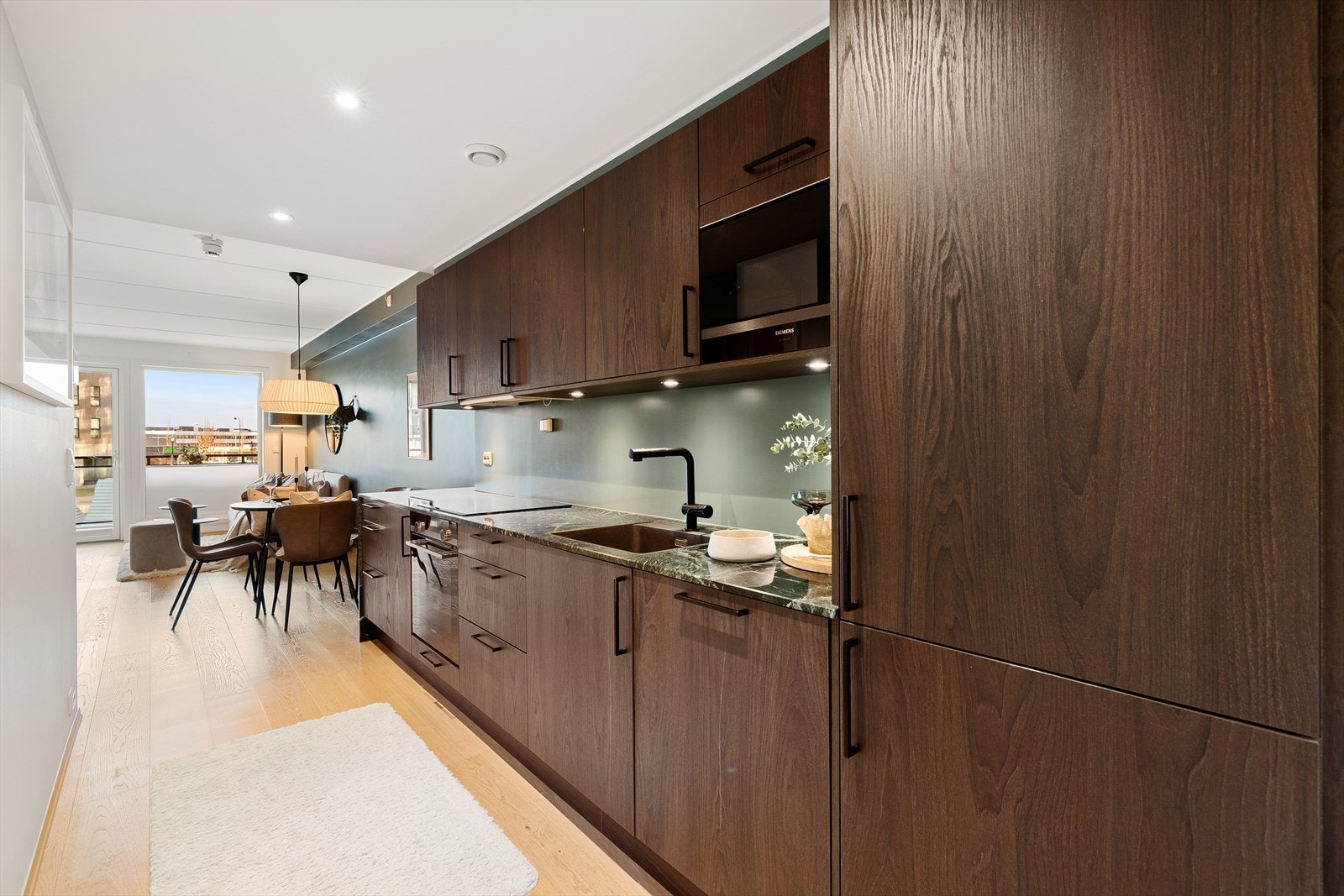 På kjøkken er det integrert komfyr, platetopp, oppvaskmaskin, mikro samt kombiskap (kjøl og frys) Galleribilde