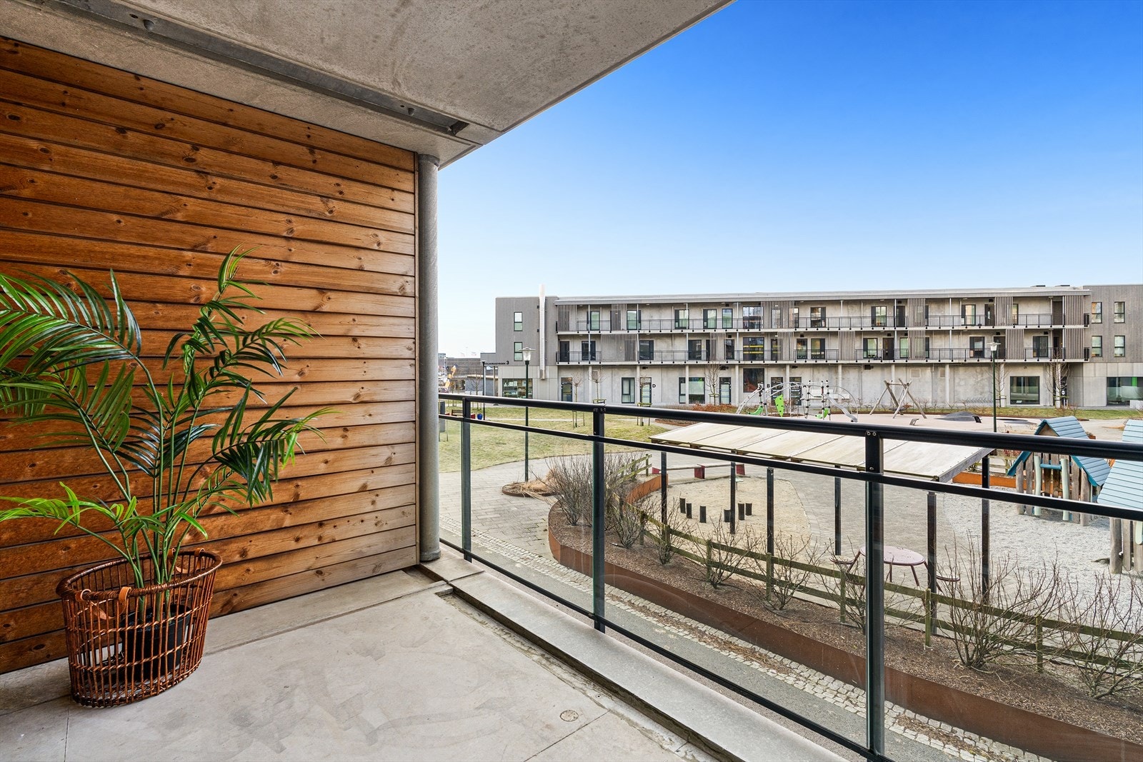 Terrasse med god plass. Denne kan møbleres med både en sofagruppe samt et spisebord. Galleribilde