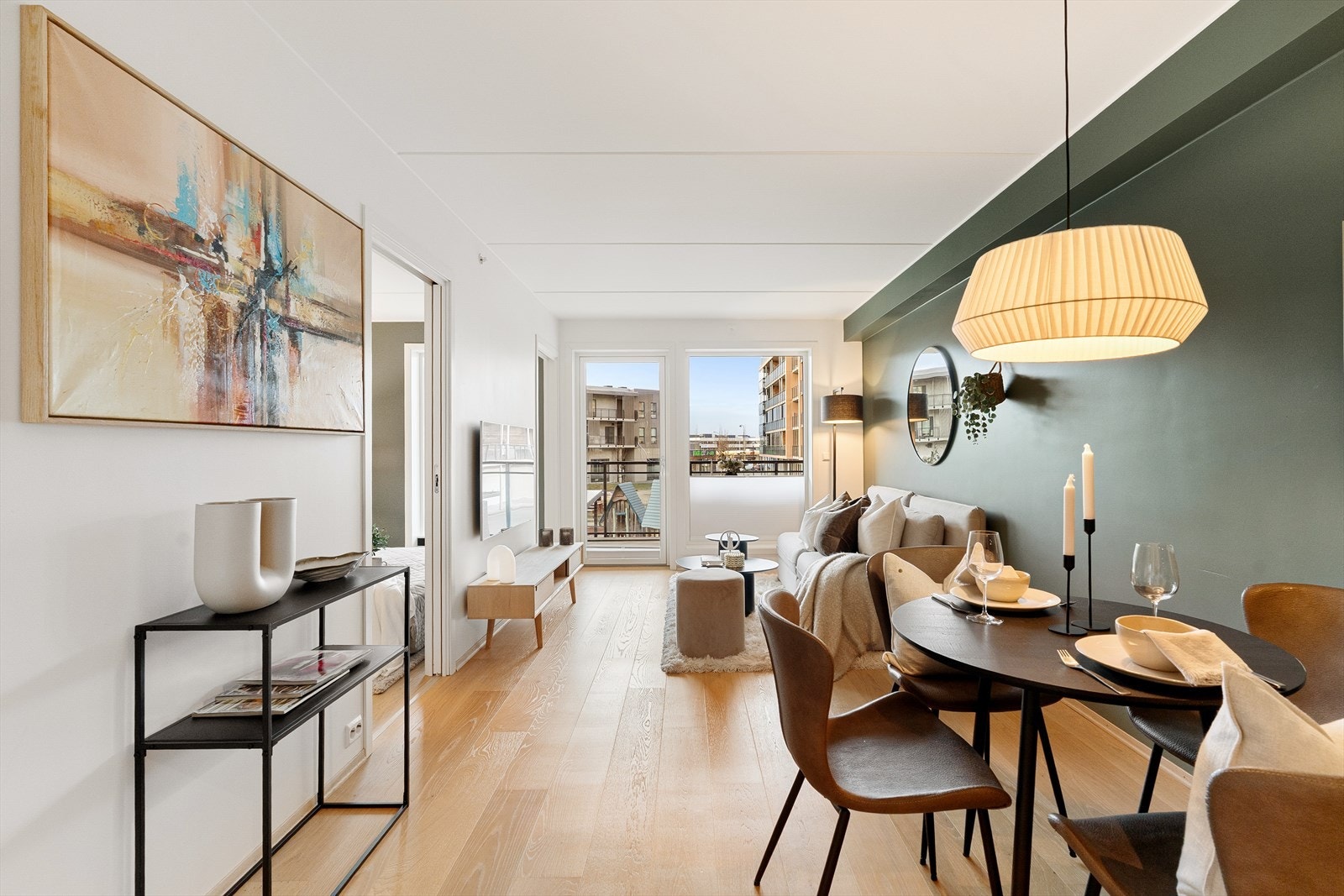 Fra stue er det utgang til en terrasse med gode solforhold Galleribilde