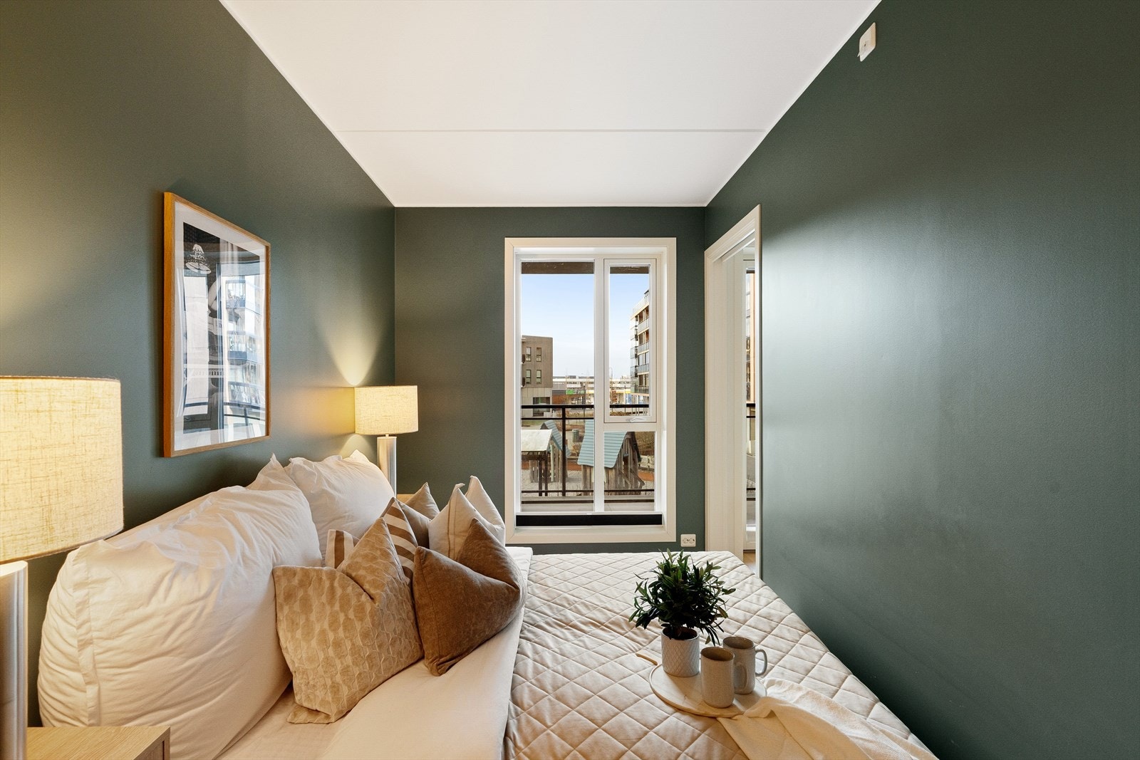 Stort vindu som slipper inn dagslys Galleribilde