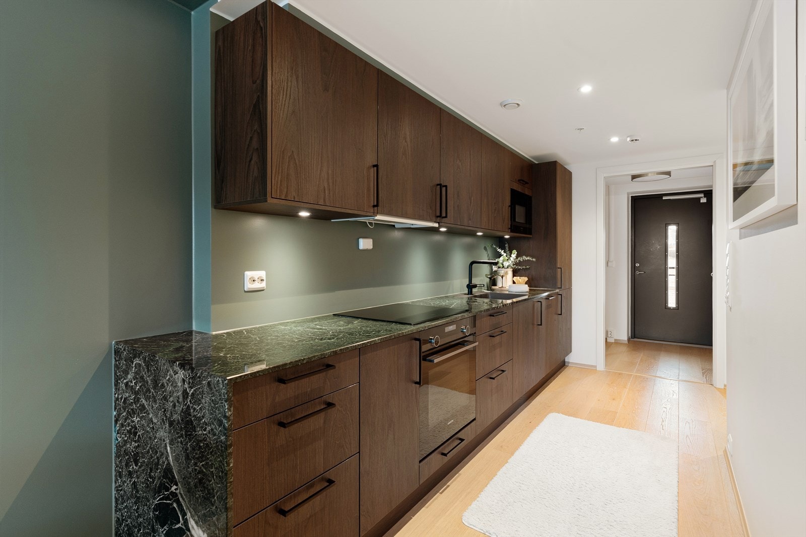 I leiligheten er det flere tilvalg. Som på kjøkkenet, med stein benkeplate og brune fronter Galleribilde