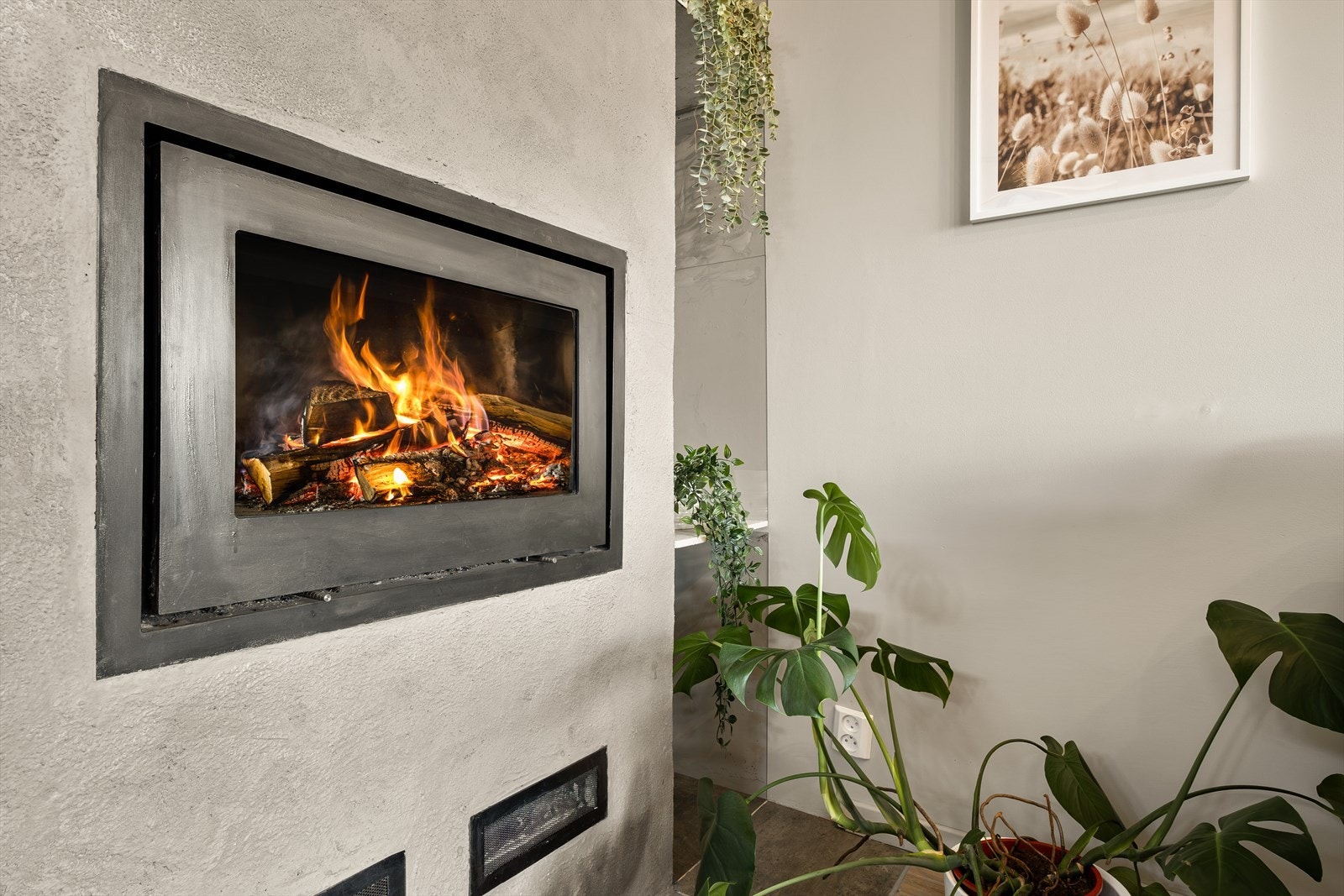 - Lekker vedovn integrert i vegg - perfekt på kjøligere dager - Galleribilde