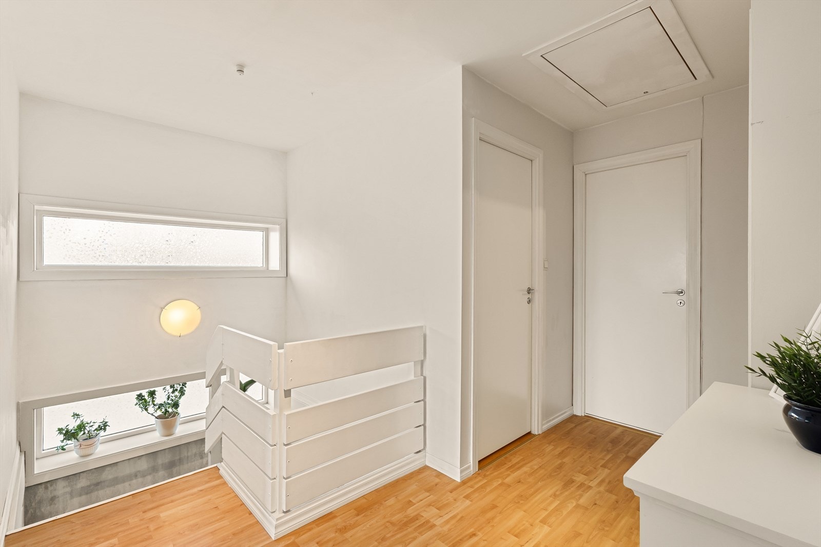 - Vi beveger oss opp til boligens andre etasje. Her finner du tre soverom, bad og vaskerom - Galleribilde