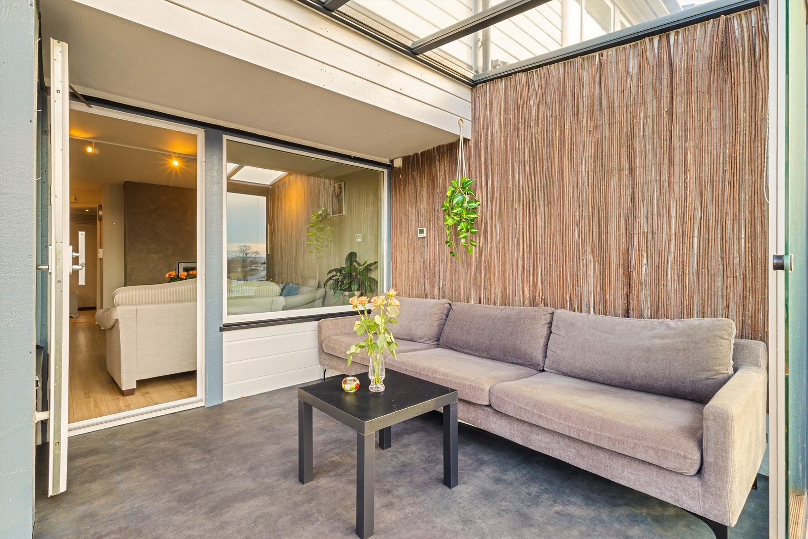 - Innbydende vinterhage på 8,1 m² hvor du kan skape en lun oase med sittegruppe og grønne planter - Galleribilde