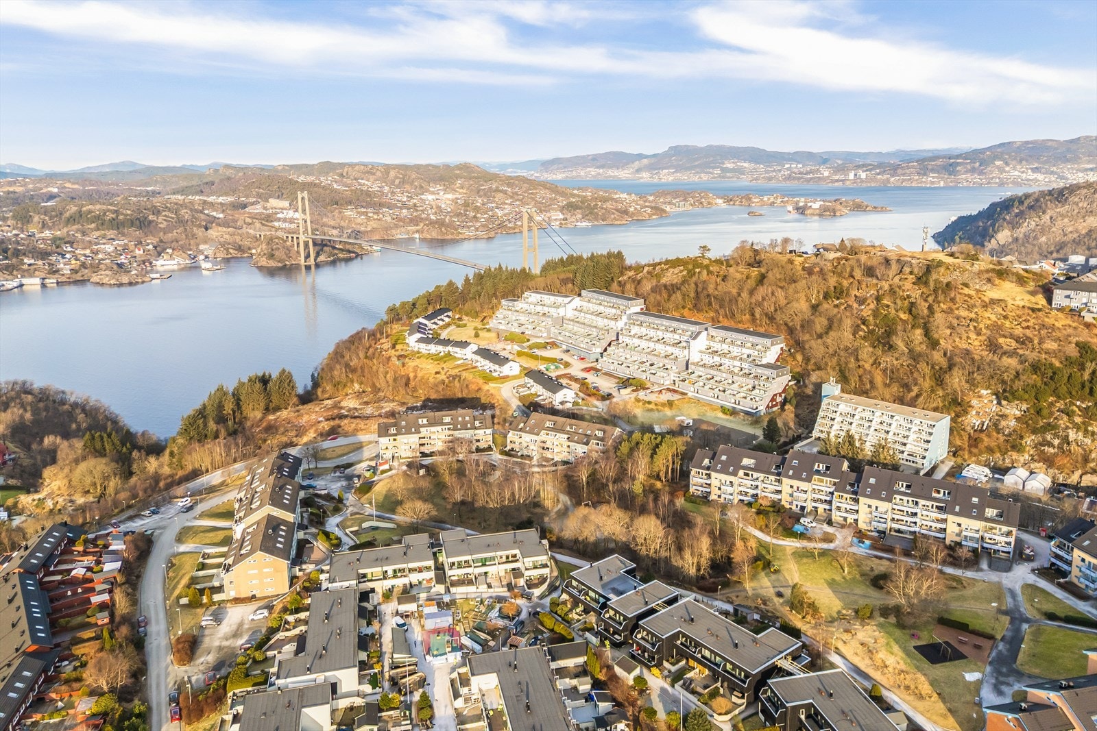 - Med Lyderhorn og Storavatnet i nærheten, byr området på flotte tur- og rekreasjonsmuligheter - Galleribilde