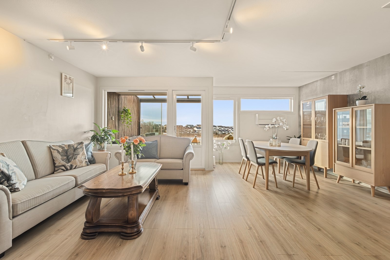 - Stuen måler hele 31,7m² og kan enkelt innredes med sofagruppe og spisegruppe i hver sin naturlige sone - Galleribilde