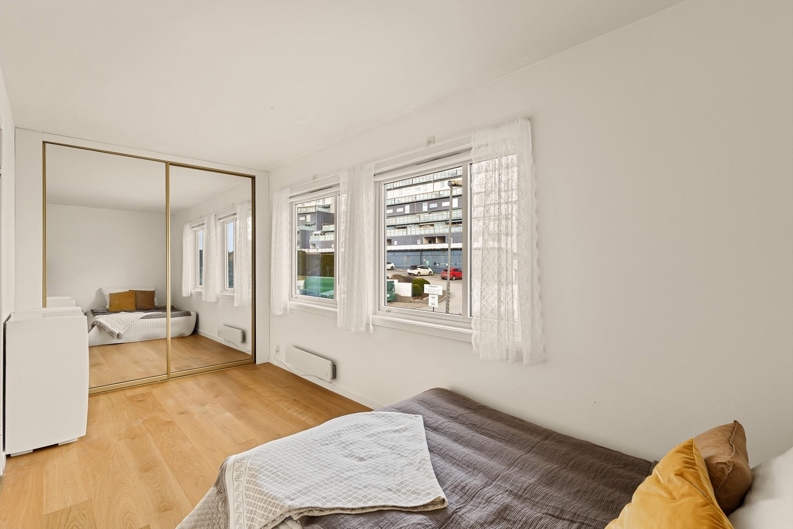 - Det tredje soverommet er utstyrt med integrert skyvedørsgarderobe - praktisk og plassbesparende løsning for oppbevaring av klær - Galleribilde