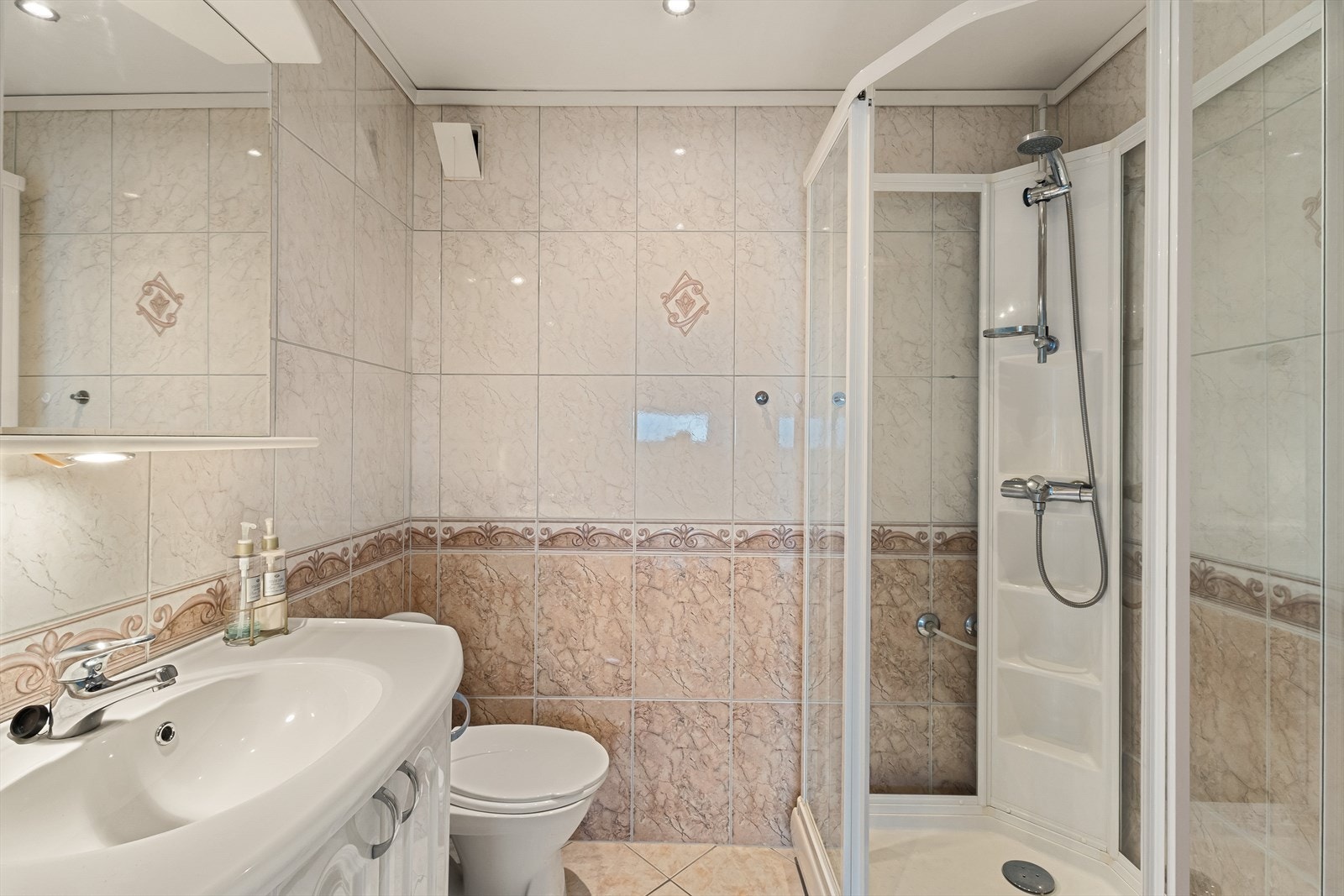 - Klassisk, helfliset bad av god størrelse, innredet med dusjkabinett, servant og toalett - Galleribilde