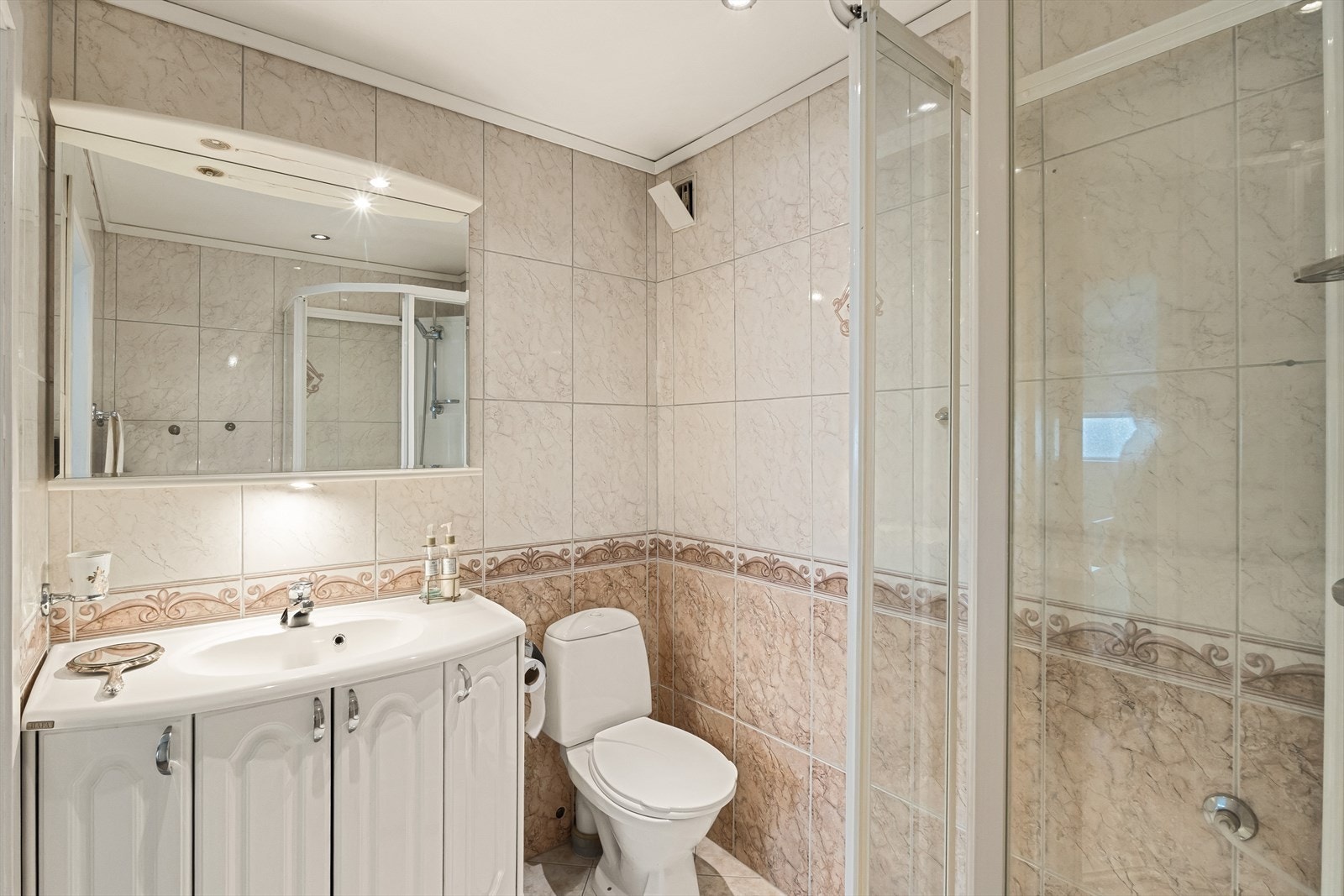 - Et funksjonelt bad med alt man trenger av utstyr i hverdagen og deilig gulvvarme - Galleribilde