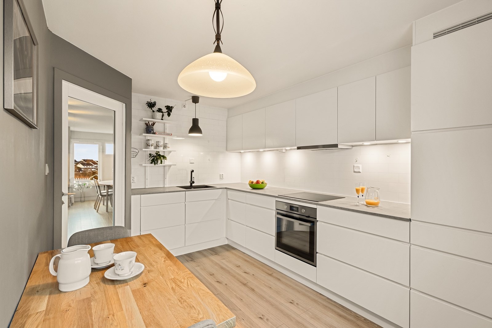 - Nytt kjøkken fra 2023 med slette fronter og benkeplate i laminat - Galleribilde