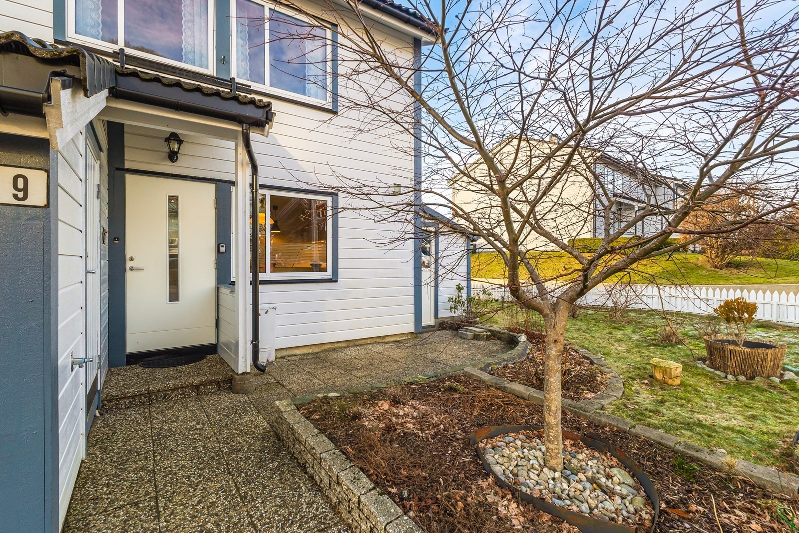 - Innbydende inngangsparti med opparbeidet og beplantede arealer - Galleribilde