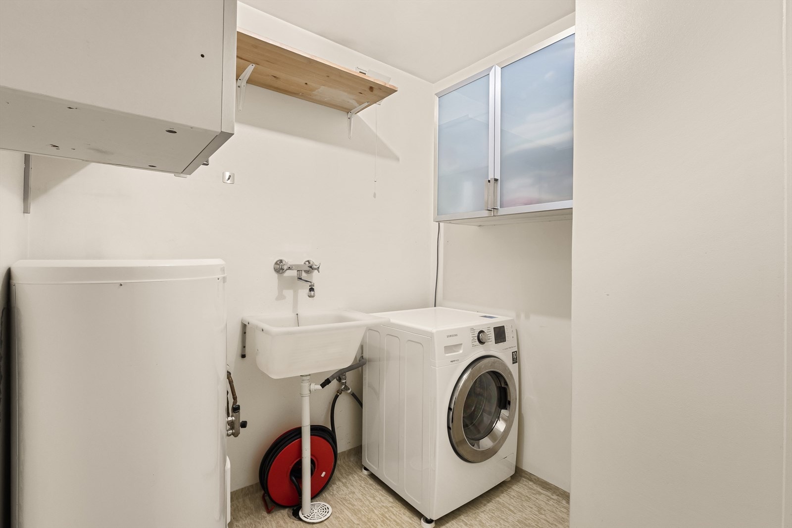 - I 2. etasjen har du og et separat vaskerom. Ypperlig for å holde orden på husstandens klesvask - Galleribilde