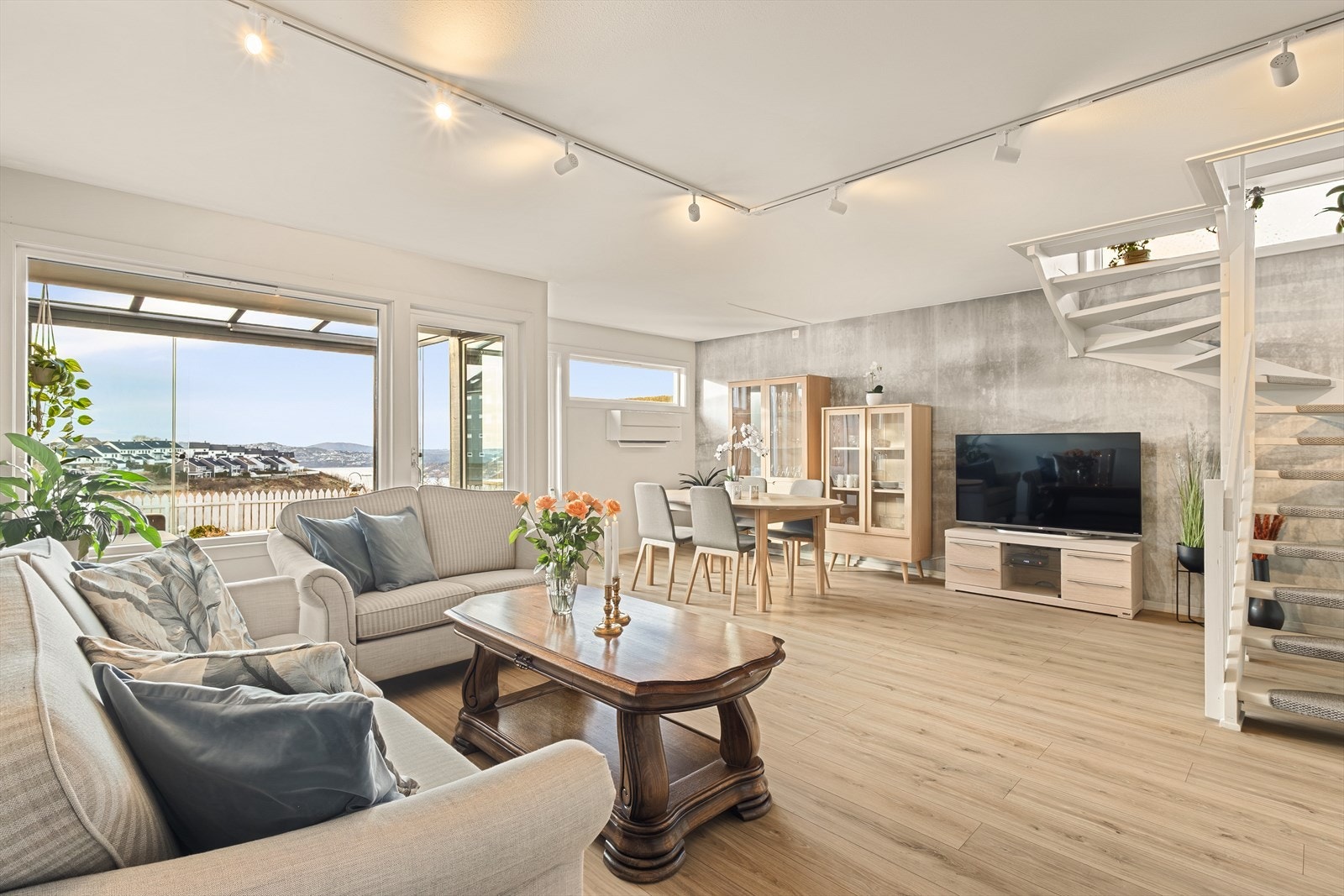 - Boligens første etasje måler 72m² og inneholder entré, stue, kjøkken og toalett - Galleribilde